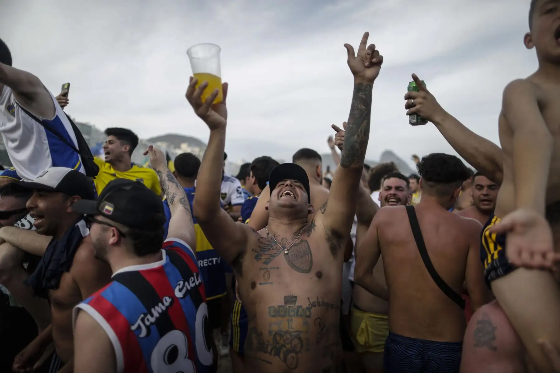 Fotografía aérea de aficionados de Boca Juniors mientras se reúnen para celebrar y cantar a favor de su equipo en la previa de la final de la Copa Libertadores ante Fluminense, hoy, en la playa de Copacabana, en Río de Janeiro (Brasil). La ciudad más emblemática de Brasil será anfitriona este sábado del partido por la final de Copa Libertadores 2023 entre el Boca Juniors argentino y el Fluminense brasileño. Foto: ANDINA/ EFE