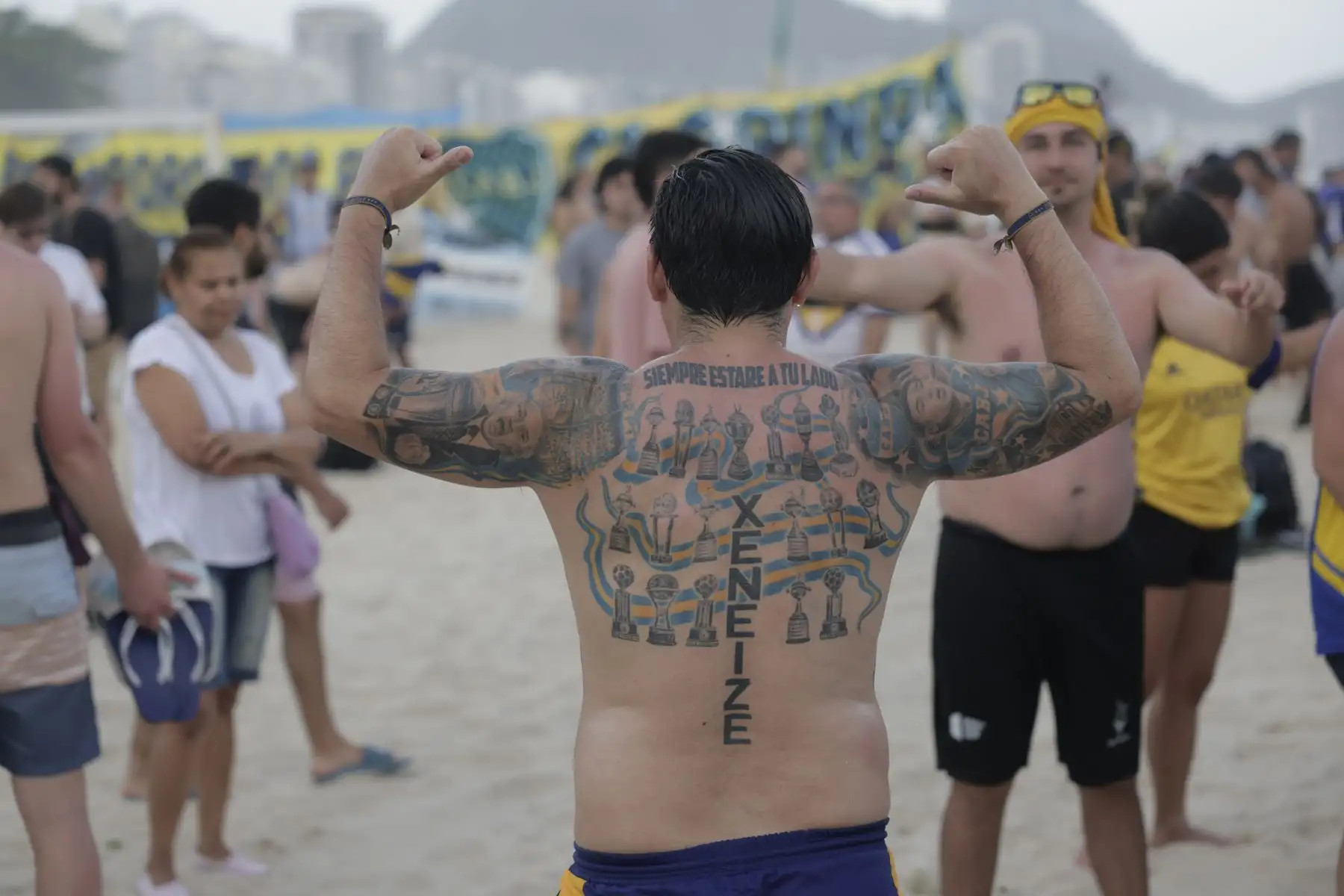 Aficionados de Boca Juniors se reúnen para celebrar y cantar a favor de su equipo en la previa de la final de la Copa Libertadores ante Fluminense, hoy, en la playa de Copacabana, en Río de Janeiro (Brasil). La ciudad más emblemática de Brasil será anfitriona este sábado del partido por la final de Copa Libertadores 2023 entre el Boca Juniors argentino y el Fluminense brasileño.  Foto: ANDINA/EFE
