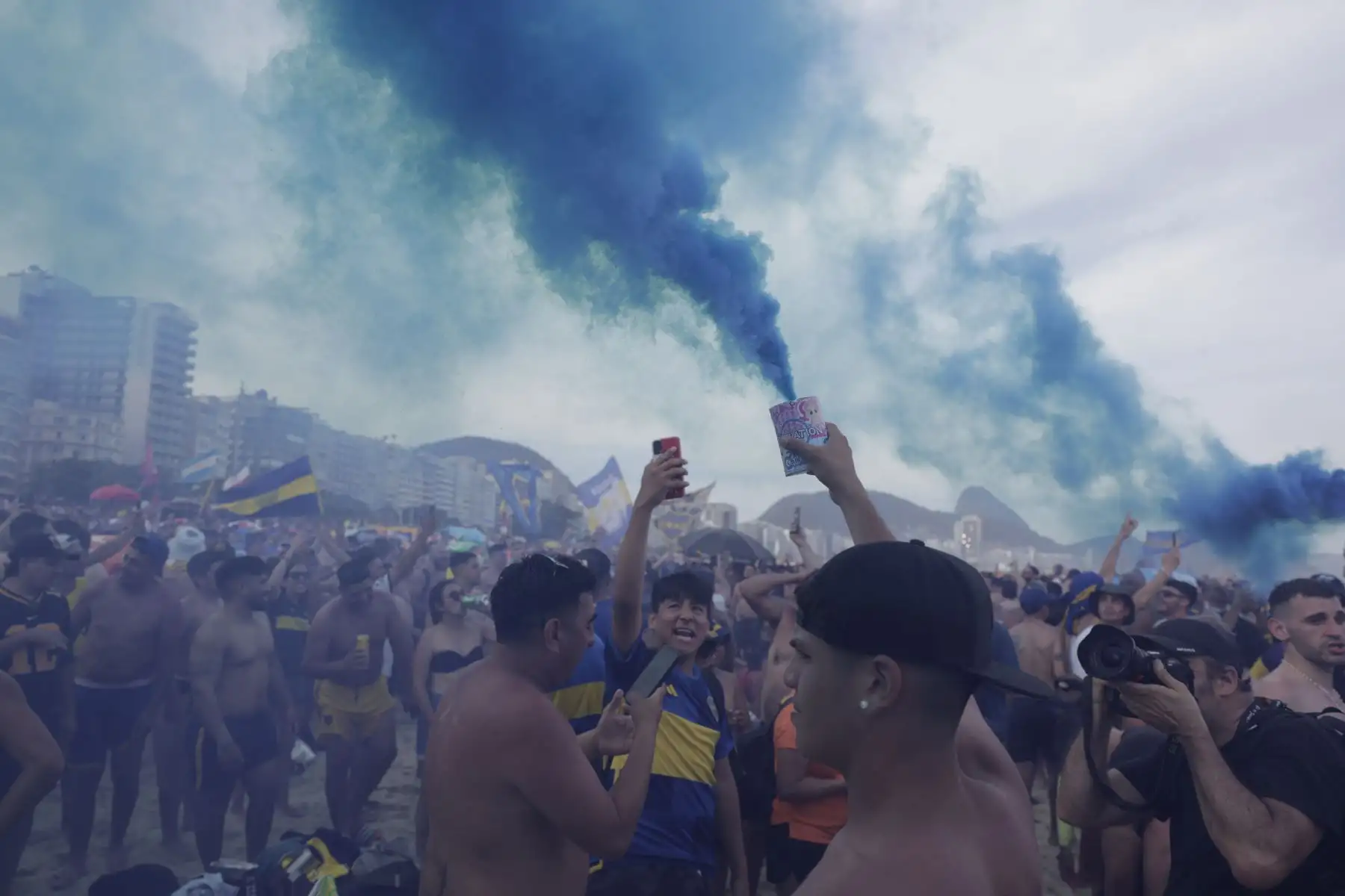 Aficionados de Boca Juniors se reúnen para celebrar y cantar a favor de su equipo en la previa de la final de la Copa Libertadores ante Fluminense, hoy, en la playa de Copacabana, en Río de Janeiro (Brasil). La ciudad más emblemática de Brasil será anfitriona este sábado del partido por la final de Copa Libertadores 2023 entre el Boca Juniors argentino y el Fluminense brasileño. Foto: ANDINA/ EFE