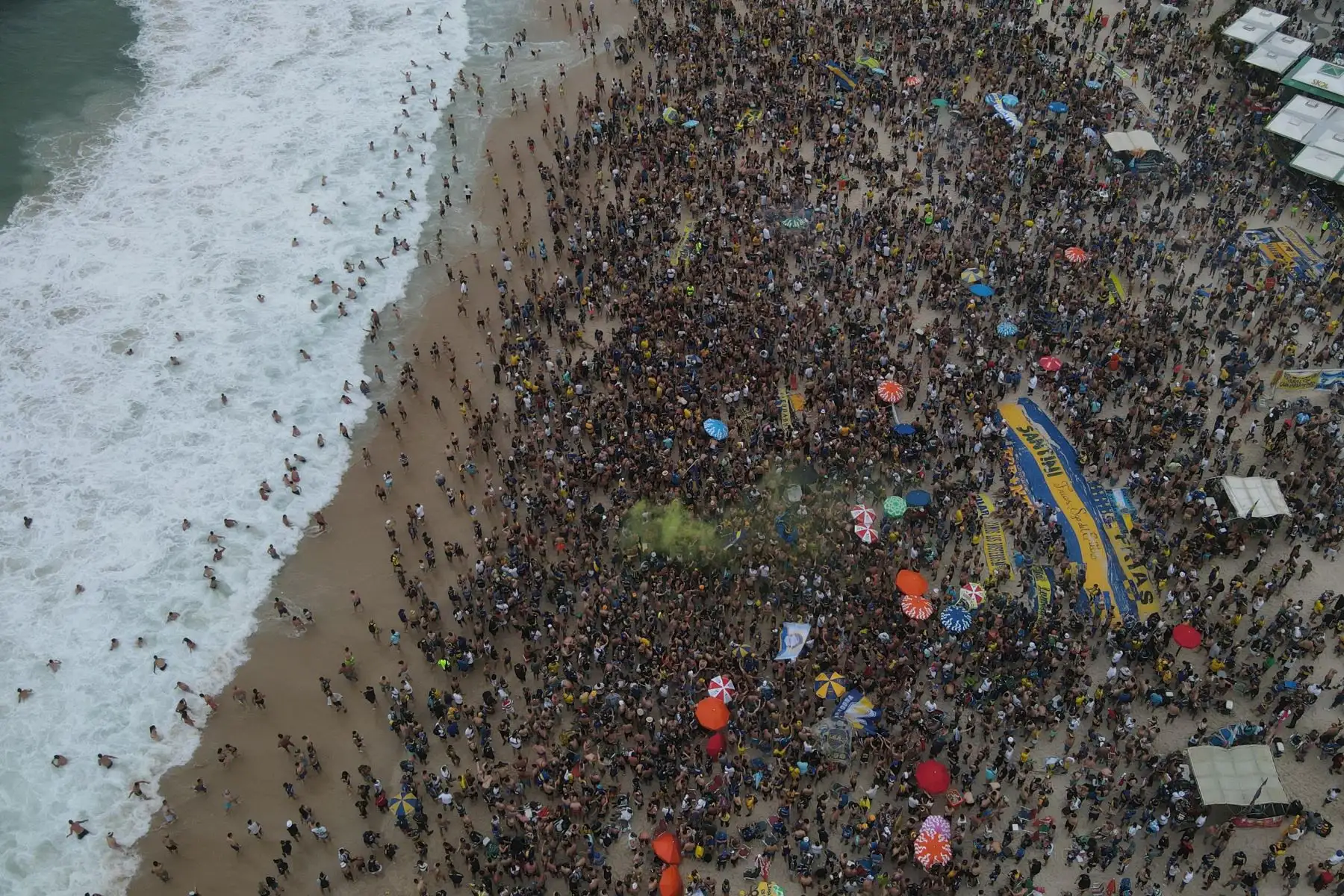 Fotografía aérea de aficionados de Boca Juniors mientras se reúnen para celebrar y cantar a favor de su equipo en la previa de la final de la Copa Libertadores ante Fluminense, hoy, en la playa de Copacabana, en Río de Janeiro (Brasil). La ciudad más emblemática de Brasil será anfitriona este sábado del partido por la final de Copa Libertadores 2023 entre el Boca Juniors argentino y el Fluminense brasileño. Foto: ANDINA/EFE