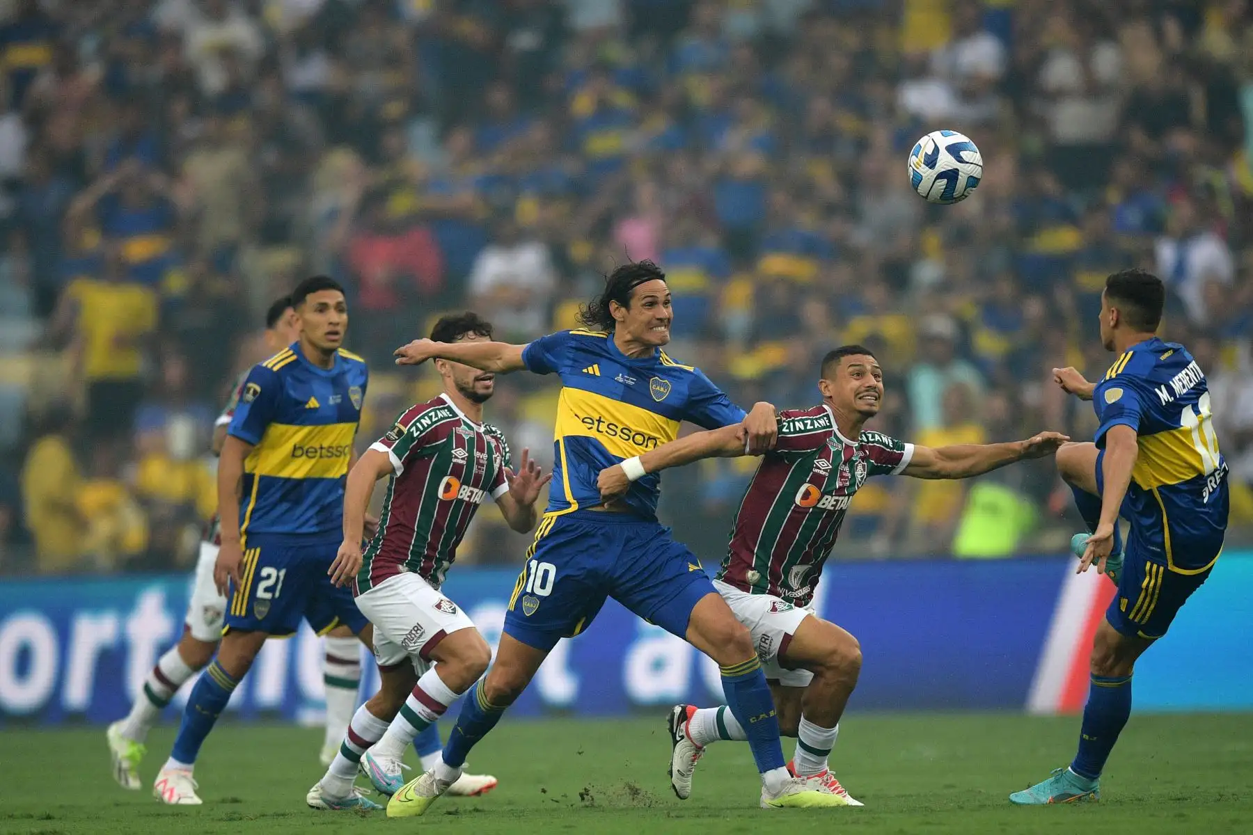 El delantero uruguayo de Boca Juniors Edinson Cavani  y el mediocampista de Fluminense Andre Trindade luchan por el balón durante la final de la Copa Libertadores entre el Fluminense de Brasil y el Boca Juniors de Argentina en el Estadio Maracaná de Río de Janeiro, Brasil.
Foto: AFP