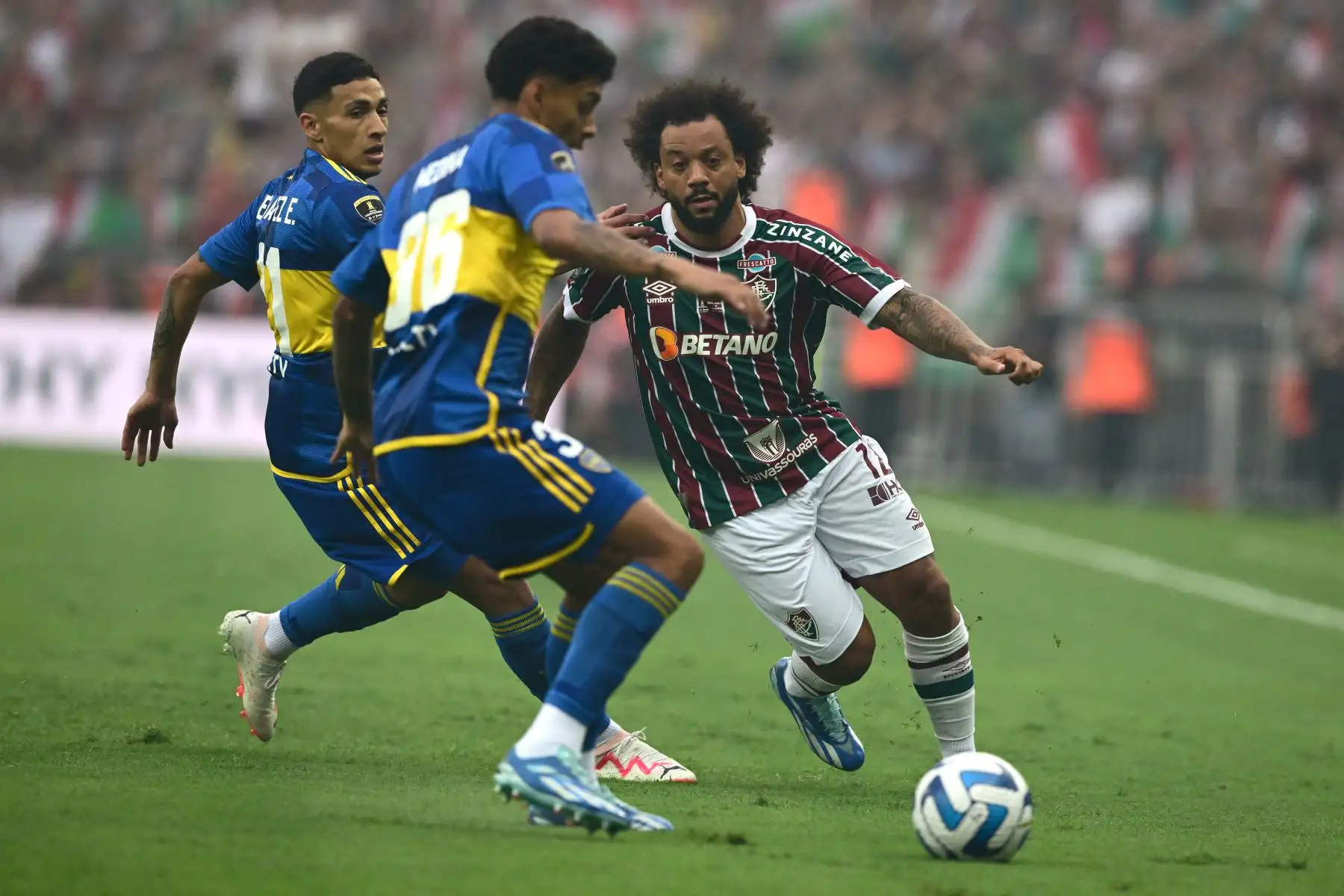Los mediocampistas de Boca Juniors, Ezequiel Fernández y Cristian Medina, luchan por el balón con el defensa del Fluminense, Marcelo, durante la final de la Copa Libertadores entre el Fluminense de Brasil y el Boca Juniors de Argentina en el estadio Maracaná de Río de Janeiro, Brasil.
Foto: AFP