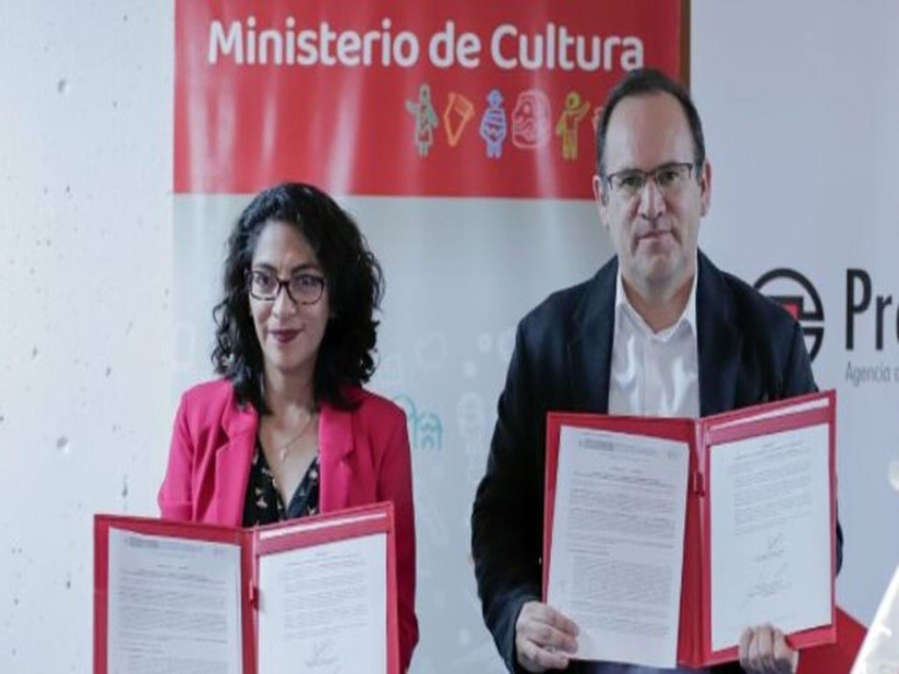 José Salardi y ministra Leslie Urteaga. Foto: ANDINA/difusión.