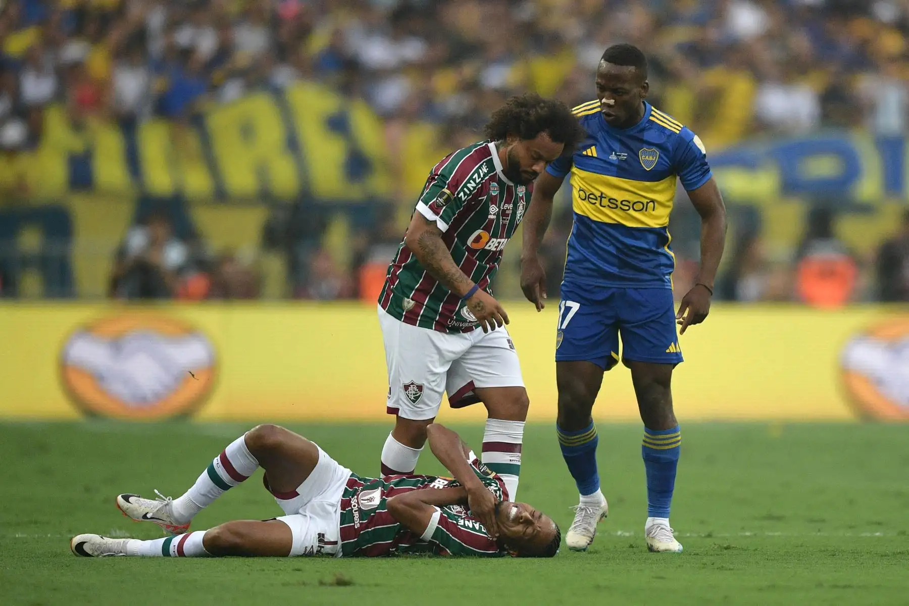 El defensor del Fluminense, Marcelo , observa al delantero del Fluminense, Keno, junto al defensor peruano del Boca Juniors, Luis Advíncula, durante el partido de fútbol final de la Copa Libertadores entre el Fluminense de Brasil y el Boca Juniors de Argentina en el Estadio Maracaná de Río de Janeiro.
Foto: AFP