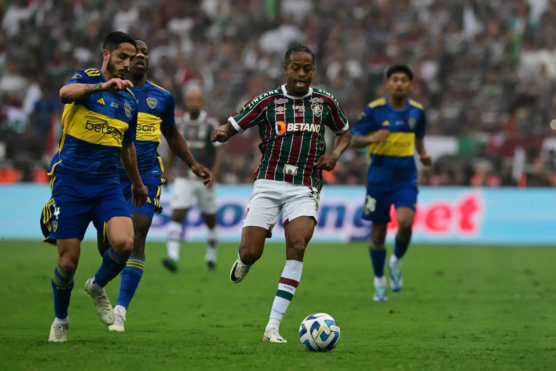 El defensor de Boca Juniors, Nicolás Figal , marca al delantero del Fluminense, Keno, durante el partido final de la Copa Libertadores entre el Fluminense de Brasil y el Boca Juniors de Argentina en el Estadio Maracaná de Río de Janeiro, Brasil.
Foto: AFP