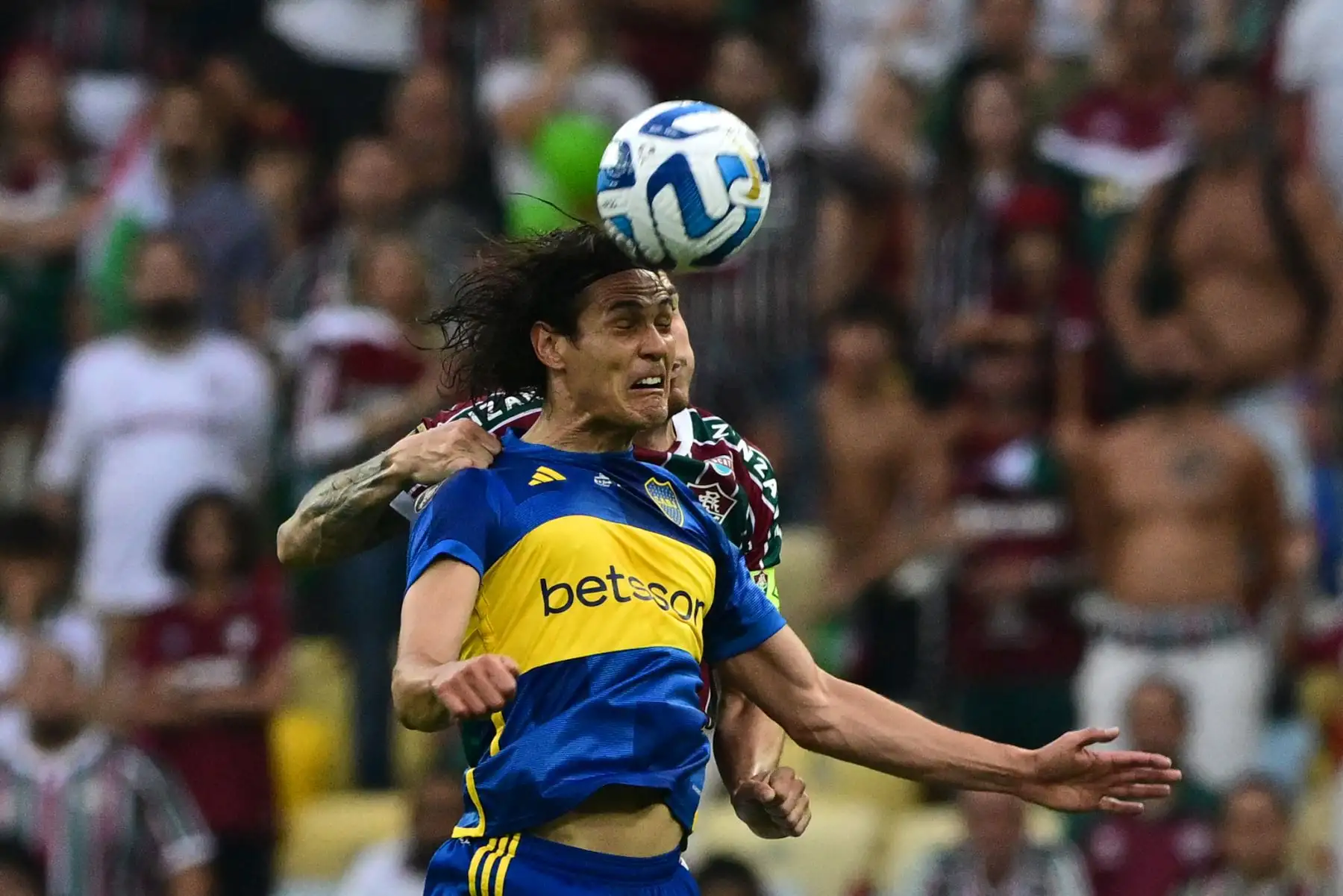 El delantero uruguayo de Boca Juniors, Edinson Cavani  y el defensor de Fluminense, Nino, saltan para rematar de cabeza durante el partido de fútbol final de la Copa Libertadores entre el Fluminense de Brasil y el Boca Juniors de Argentina en el Estadio Maracaná de Río de Janeiro.
Foto: AFP