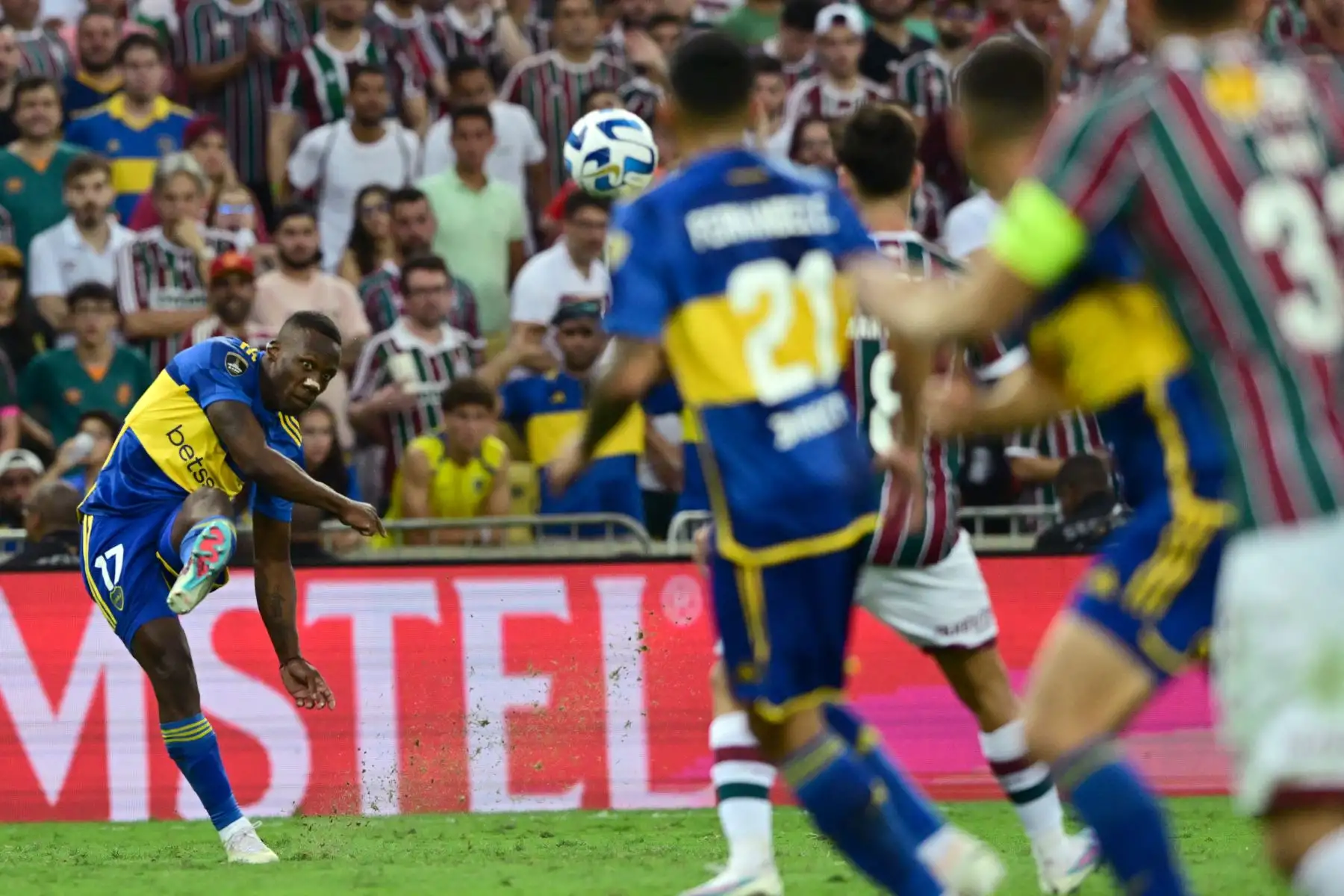 El defensa peruano de Boca Juniors, Luis Advíncula , golpea el balón durante la final de la Copa Libertadores entre el Fluminense de Brasil y el Boca Juniors de Argentina en el estadio Maracaná de Río de Janeiro, Brasil.
Foto: AFP