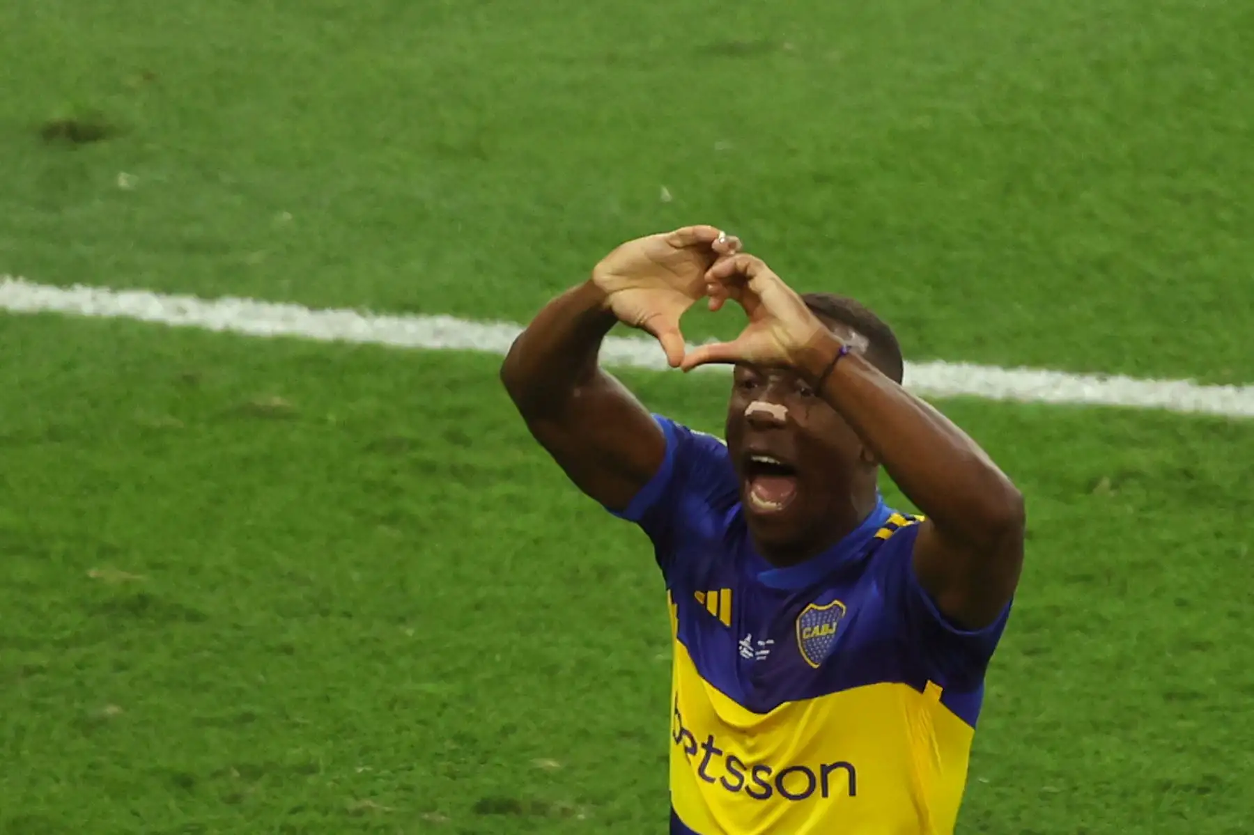 El defensa peruano de Boca Juniors, Luis Advíncula, celebra tras anotar el primer gol de su equipo durante la final de la Copa Libertadores entre el Fluminense de Brasil y el Boca Juniors de Argentina en el Estadio Maracaná de Río de Janeiro, Brasil.
Foto: AFP