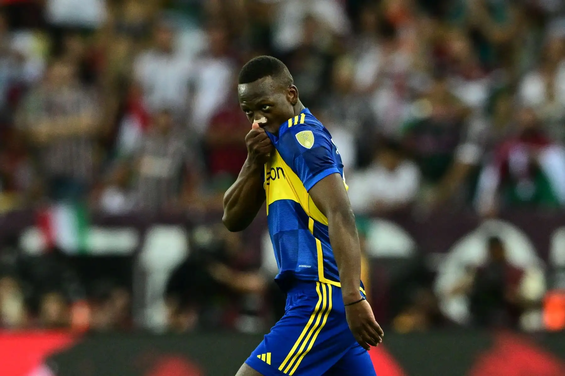 El defensa peruano de Boca Juniors, Luis Advíncula, celebra tras anotar el primer gol de su equipo durante la final de la Copa Libertadores entre el Fluminense de Brasil y el Boca Juniors de Argentina en el Estadio Maracaná de Río de Janeiro, Brasil.
Foto: AFP
