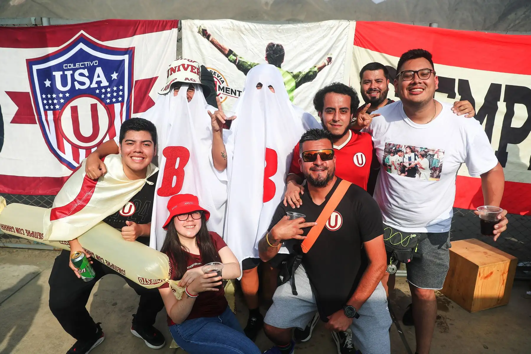 Hinchas de Universitario de Deportes alientan a su equipo previo al partido ante el club Alianza Lima por la primera final de la Liga 1 en el Clásico del fútbol peruano en el estadio Monumental de Ate.
Foto: ANDINA/ Ricardo Cuba