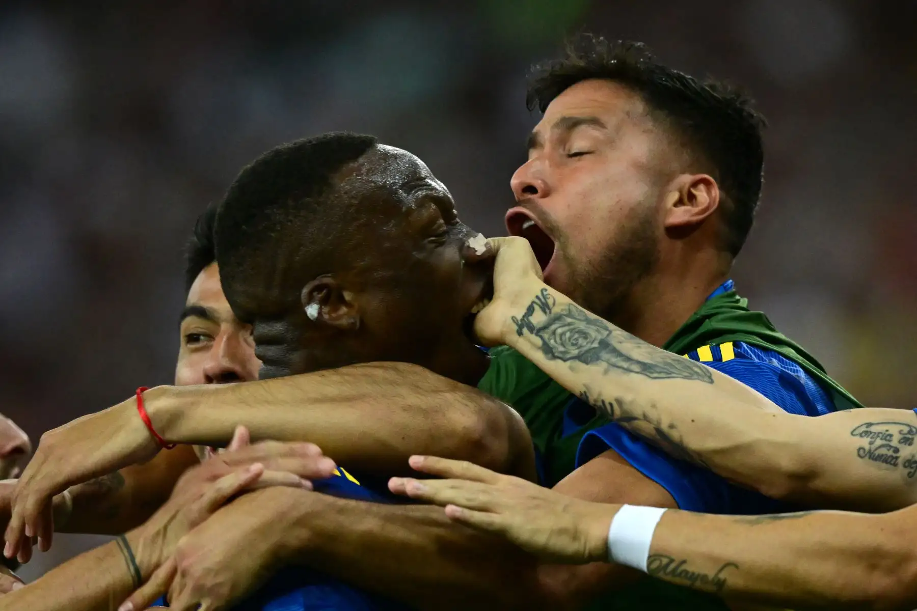 El defensa peruano de Boca Juniors, Luis Advíncula, celebra tras anotar el primer gol de su equipo durante la final de la Copa Libertadores entre el Fluminense de Brasil y el Boca Juniors de Argentina en el Estadio Maracaná de Río de Janeiro, Brasil.
Foto: AFP