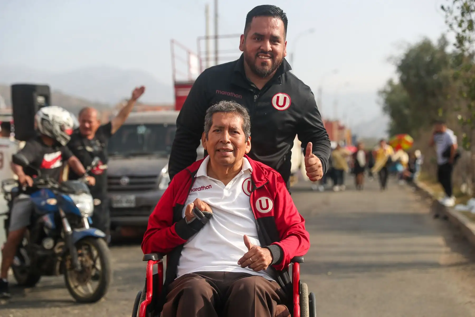 Hinchas de Universitario de Deportes alientan a su equipo previo al partido ante el club Alianza Lima por la primera final de la Liga 1 en el Clásico del fútbol peruano en el estadio Monumental de Ate.
Foto: ANDINA/ Ricardo Cuba