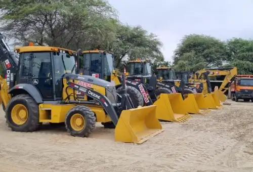 El Ministerio de Vivienda, Construcción y Saneamiento presentó en Piura un nuevo lote de maquinaria, que se suma a la ya existente, para reforzar las labores de prevención y mitigación ante la ocurrencia del fenómeno El Niño en esta región.