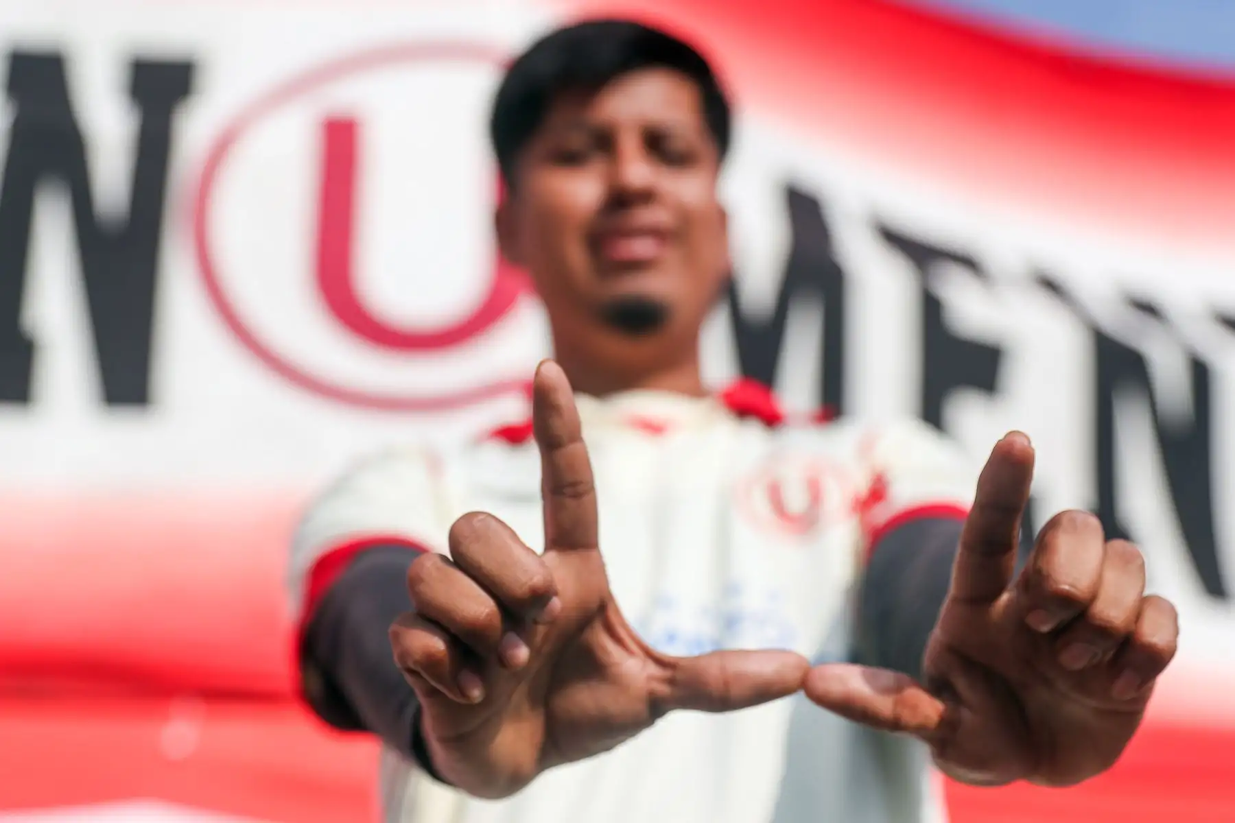 Hinchas de Universitario de Deportes alientan a su equipo previo al partido ante el club Alianza Lima por la primera final de la Liga 1 en el Clásico del fútbol peruano en el estadio Monumental de Ate.
Foto: ANDINA/ Ricardo Cuba