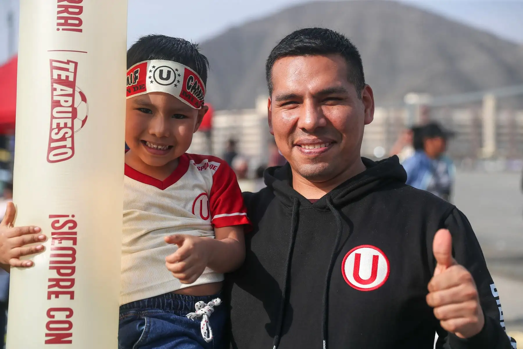 Hinchas de Universitario de Deportes alientan a su equipo previo al partido ante el club Alianza Lima por la primera final de la Liga 1 en el Clásico del fútbol peruano en el estadio Monumental de Ate.
Foto: ANDINA/ Ricardo Cuba