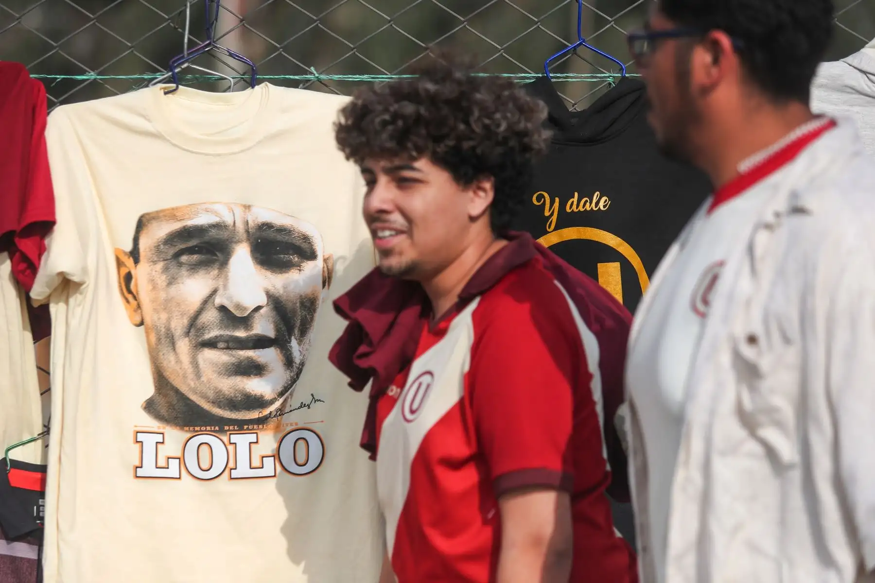 Hinchas de Universitario de Deportes alientan a su equipo previo al partido ante el club Alianza Lima por la primera final de la Liga 1 en el Clásico del fútbol peruano en el estadio Monumental de Ate.
Foto: ANDINA/ Ricardo Cuba