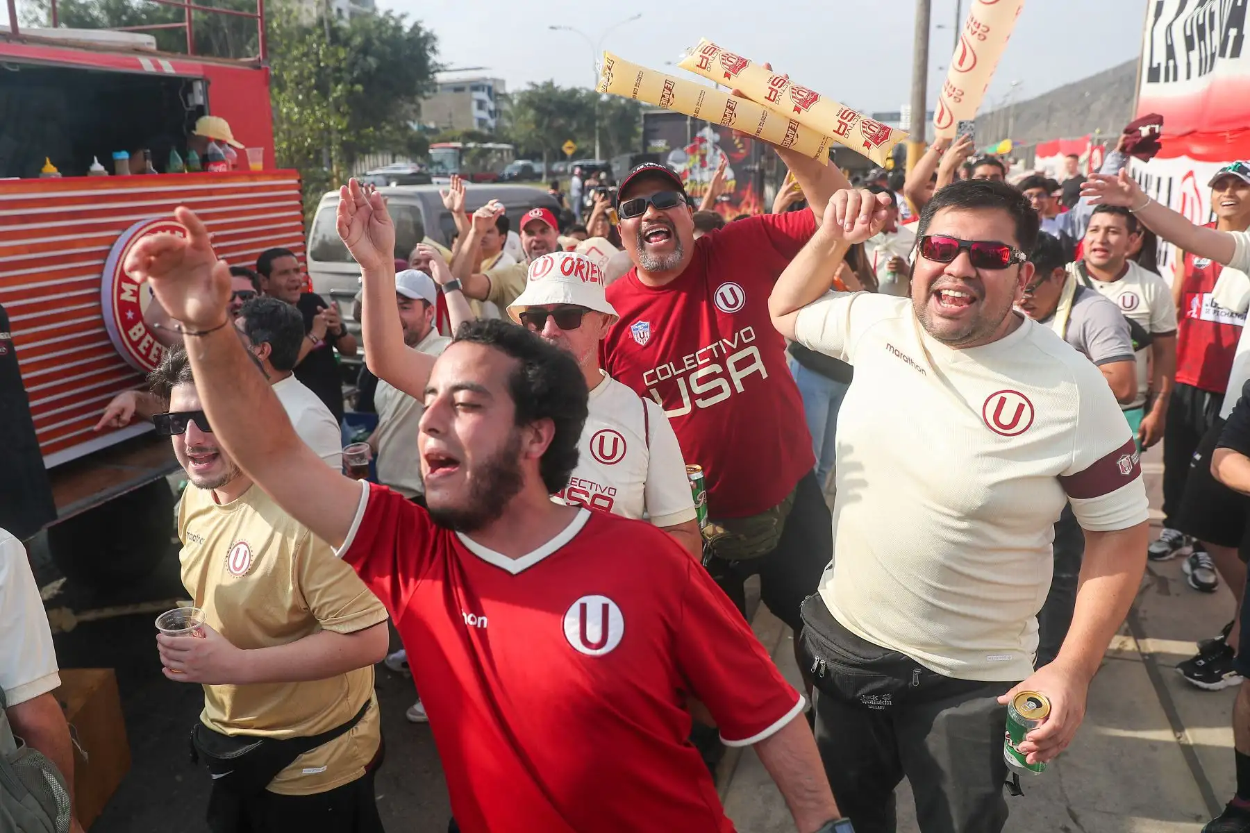 Hinchas de Universitario de Deportes alientan a su equipo previo al partido ante el club Alianza Lima por la primera final de la Liga 1 en el Clásico del fútbol peruano en el estadio Monumental de Ate.
Foto: ANDINA/ Ricardo Cuba