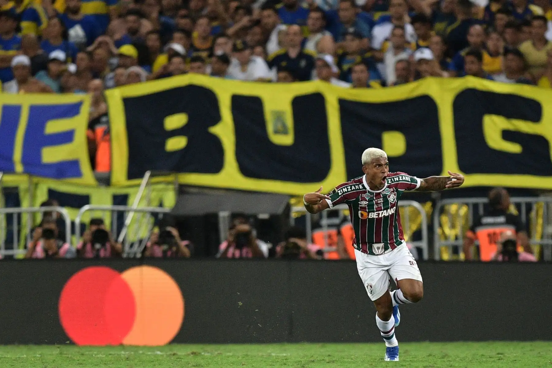 El delantero del Fluminense, John Kennedy, celebra tras anotar el segundo gol de su equipo durante la final de la Copa Libertadores entre el Fluminense de Brasil y el Boca Juniors de Argentina en el Estadio Maracaná de Río de Janeiro, Brasil.
Foto: AFP
