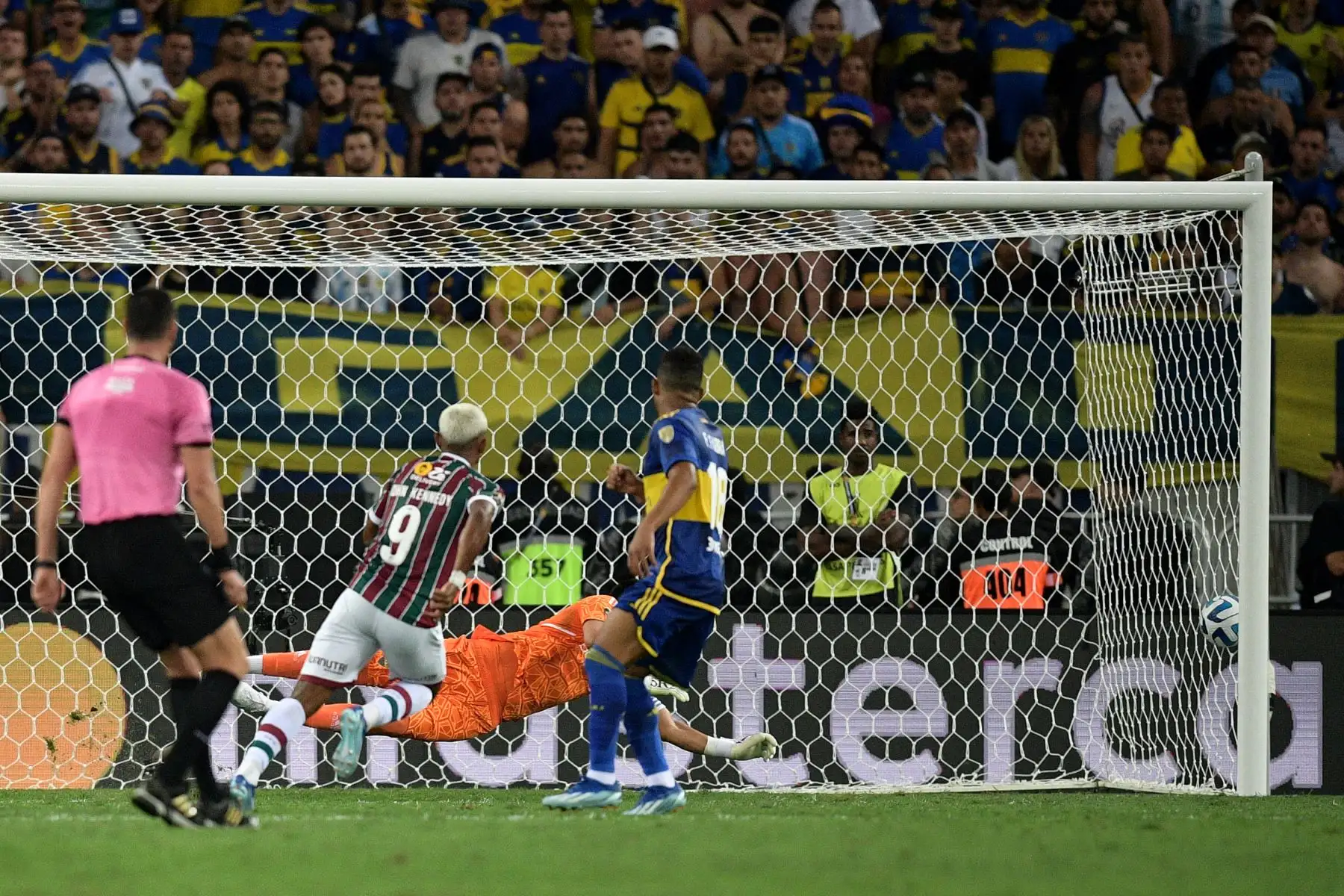 El delantero del Fluminense, John Kennedy, anota el segundo gol de su equipo ante el portero de Boca Juniors, Sergio Romero, durante el partido final de la Copa Libertadores entre el Fluminense de Brasil y el Boca Juniors de Argentina en el Estadio Maracaná de Río de Janeiro, Brasil.
Foto: AFP