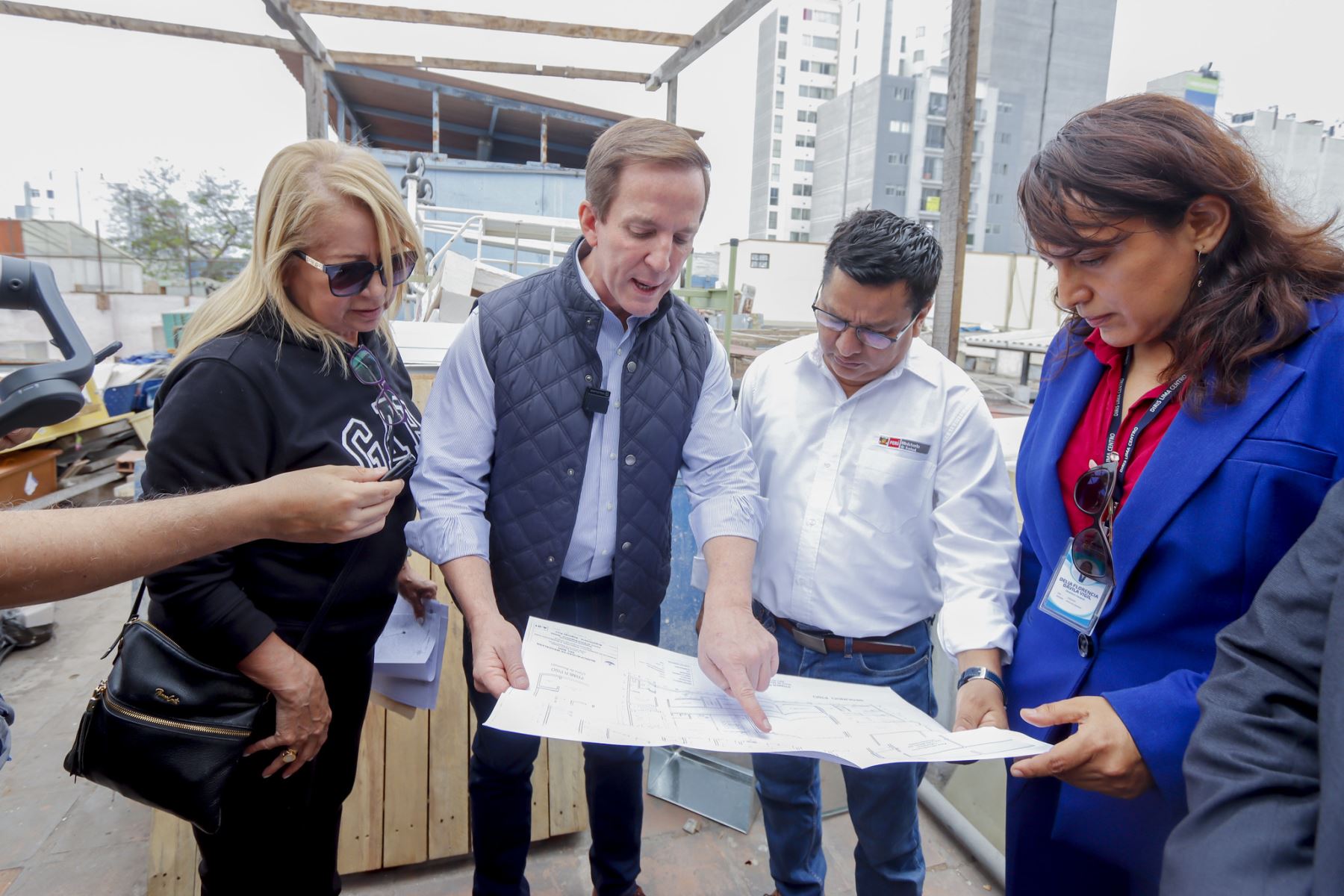 El ministro de Salud, César Vásquez, junto al alcalde de Magdalena, Francis Allison. ANDINA/Difusión