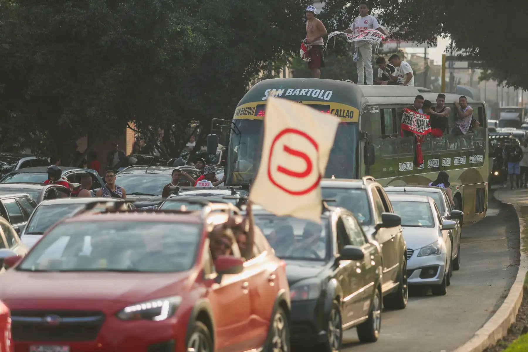 Tráfico congestionado  en los distritos de La Molina y Ate Vitarte  debido al clásico del futbol peruano entre  Universitario de Deportes y Alianza Lima que juegan en el estadio Monumental de Ate.
Foto: ANDINA/ Ricardo Cuba