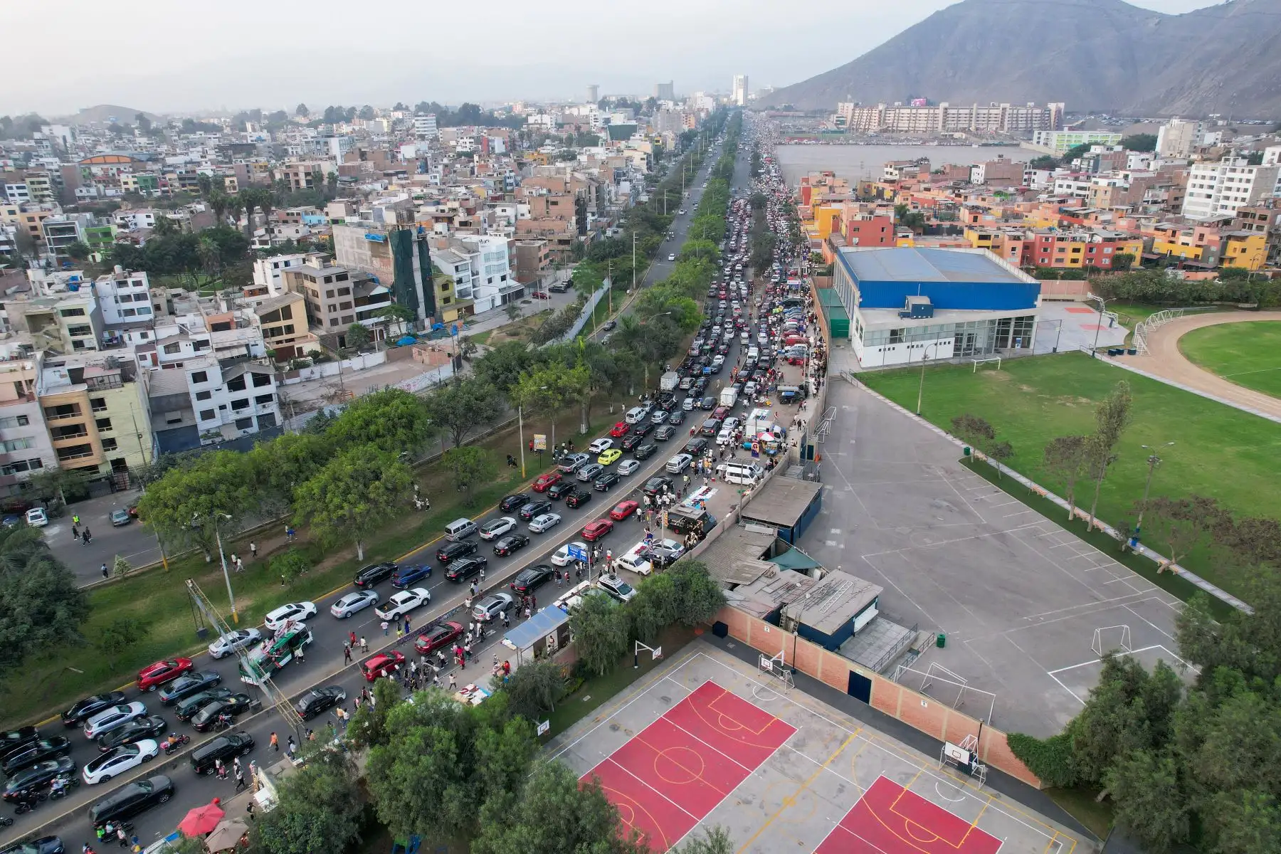 Tráfico congestionado  en los distritos de La Molina y Ate Vitarte  debido al clásico del futbol peruano entre  Universitario de Deportes y Alianza Lima que juegan en el estadio Monumental de Ate.
Foto: ANDINA/ Ricardo Cuba