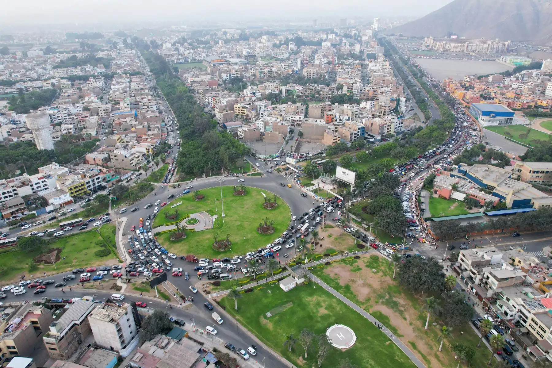 Tráfico congestionado  en los distritos de La Molina y Ate Vitarte  debido al clásico del futbol peruano entre  Universitario de Deportes y Alianza Lima que juegan en el estadio Monumental de Ate.
Foto: ANDINA/ Ricardo Cuba