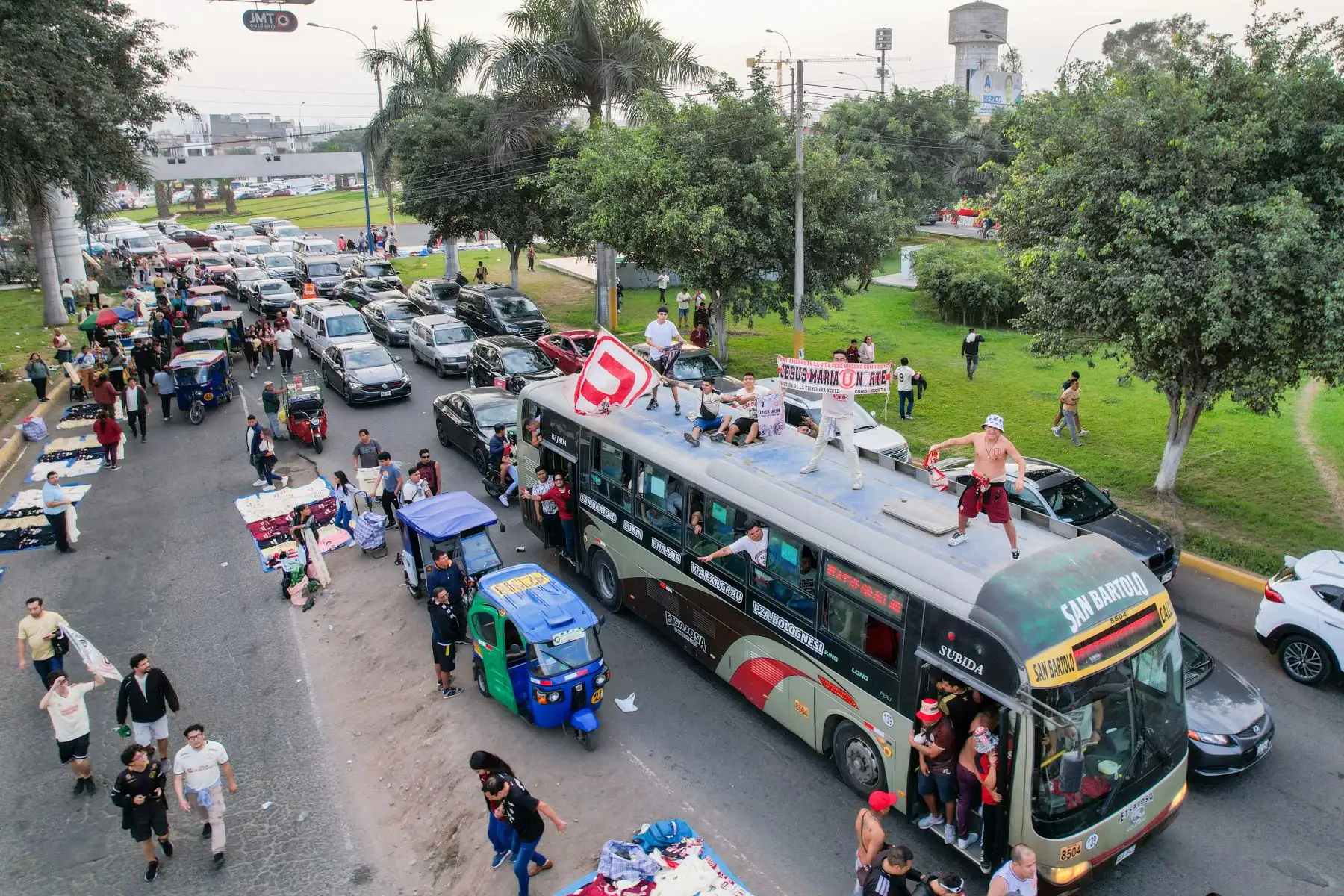 Tráfico congestionado  en los distritos de La Molina y Ate Vitarte  debido al clásico del futbol peruano entre  Universitario de Deportes y Alianza Lima que juegan en el estadio Monumental de Ate.
Foto: ANDINA/ Ricardo Cuba