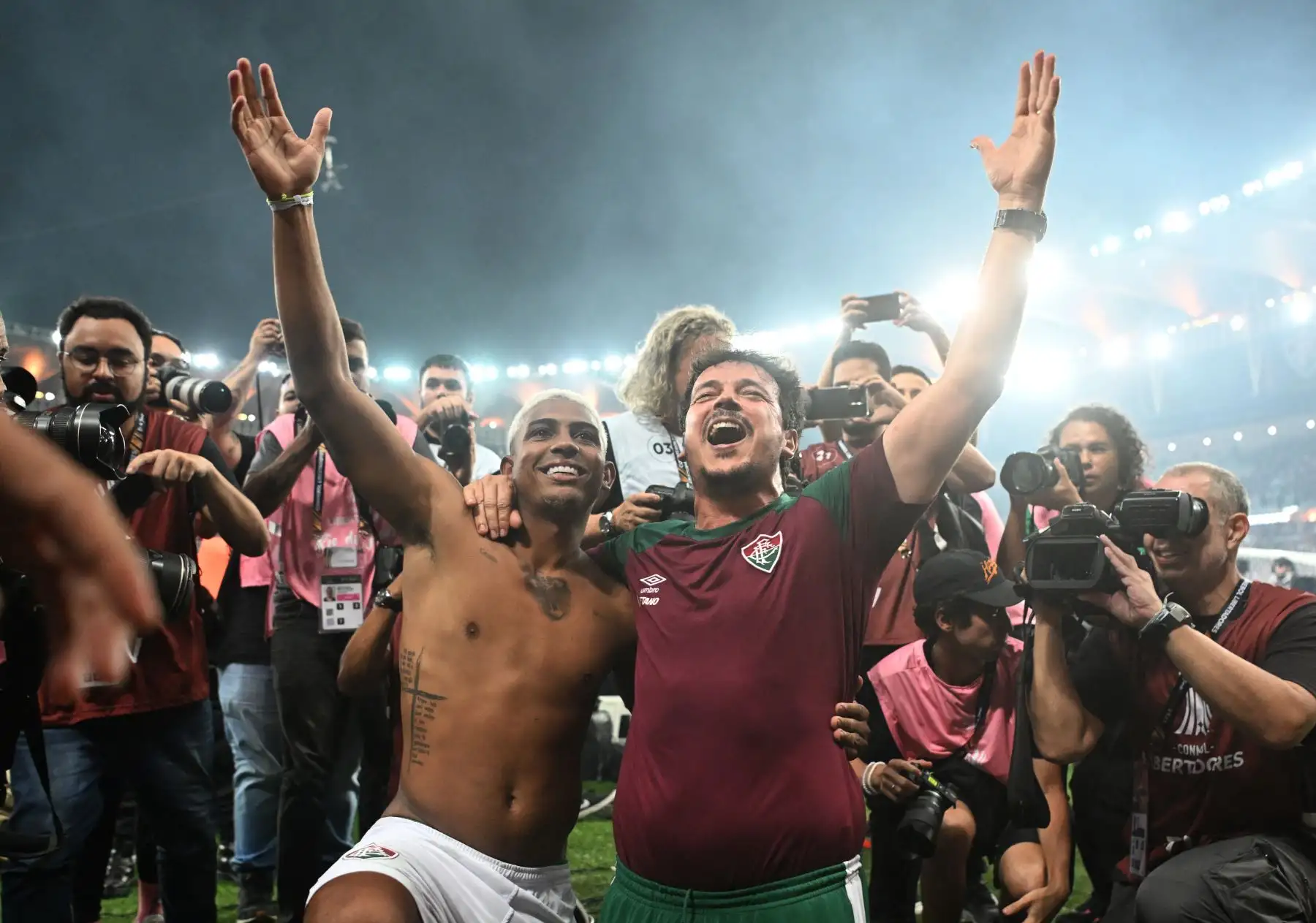 El delantero del Fluminense John Kennedy y el entrenador del Fluminense Fernando Diniz celebran después de ganar la final de la Copa Libertadores entre el Fluminense de Brasil y el Boca Juniors de Argentina en el Estadio Maracaná de Río de Janeiro, Brasil.
Foto: AFP