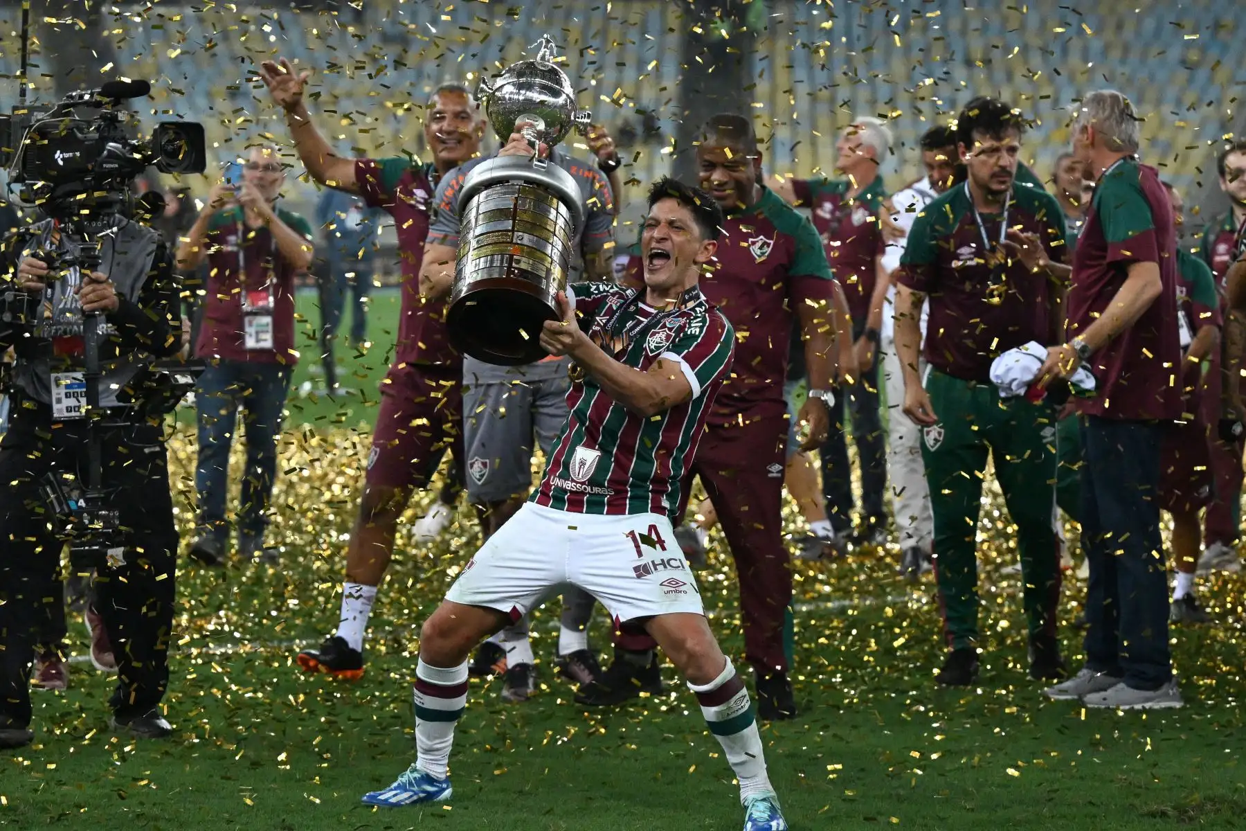 El delantero argentino del Fluminense, Germán Cano, muestra el trofeo después de ganar la final de la Copa Libertadores entre el Fluminense de Brasil y el Boca Juniors de Argentina en el Estadio Maracaná de Río de Janeiro, Brasil.
Foto: AFP
