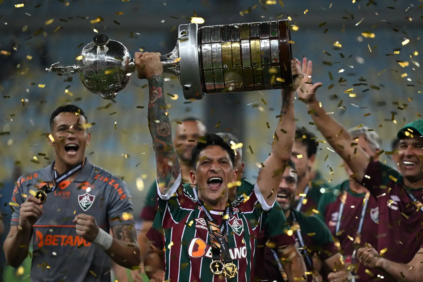 El defensor del Fluminense Nino , el entrenador del Fluminense Fernando Diniz , el centrocampista del Fluminense Andre Trindade  y sus compañeros levantan el trofeo después de ganar la final de la Copa Libertadores entre el Fluminense de Brasil y el Boca Juniors de Argentina en el estadio Maracaná de Río de Janeiro. Janeiro, Brasil.
Foto: AFP