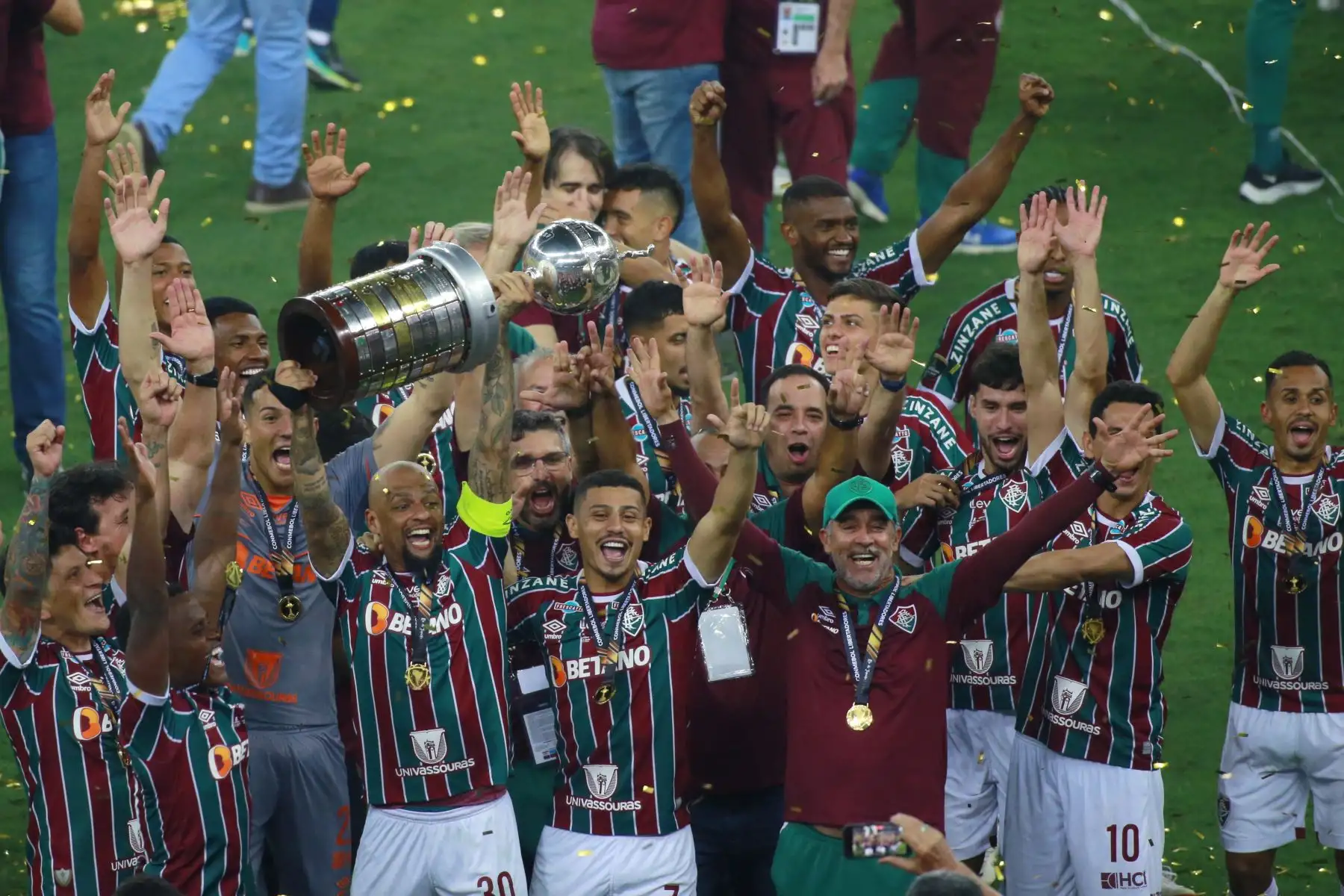 El mediocampista del Fluminense Felipe Melo levanta el trofeo después de ganar la final de la Copa Libertadores entre el Fluminense de Brasil y el Boca Juniors de Argentina en el Estadio Maracaná de Río de Janeiro, Brasil.
Foto: AFP