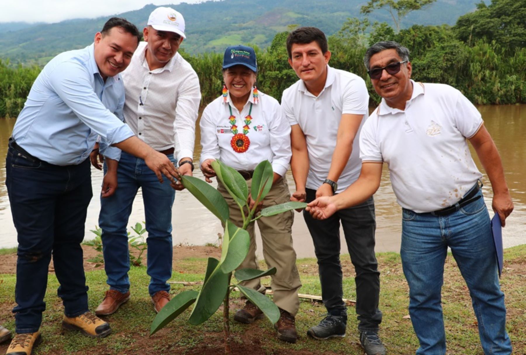 La Gran Cruzada Verde que impulsa el Ministerio del Ambiente (Minam) a nivel nacional es una iniciativa que moviliza a la ciudadanía y genera empatía con la Madre Tierra. Con ese compromiso y entusiasmo cívico, hoy se realizó la tercera edición nacional, con la meta de seguir plantando más árboles nativos en distintos lugares del país.