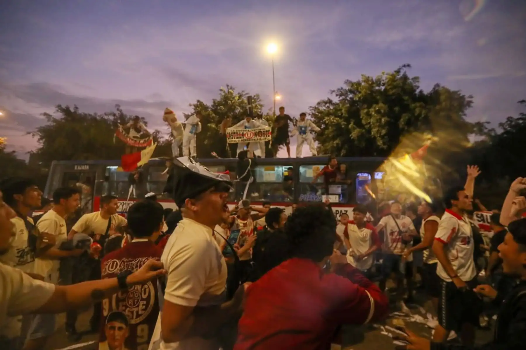 Tráfico congestionado  en los distritos de La Molina y Ate Vitarte  debido al clásico del futbol peruano entre  Universitario de Deportes y Alianza Lima que juegan en el estadio Monumental de Ate.
Foto: ANDINA/ Ricardo Cuba
