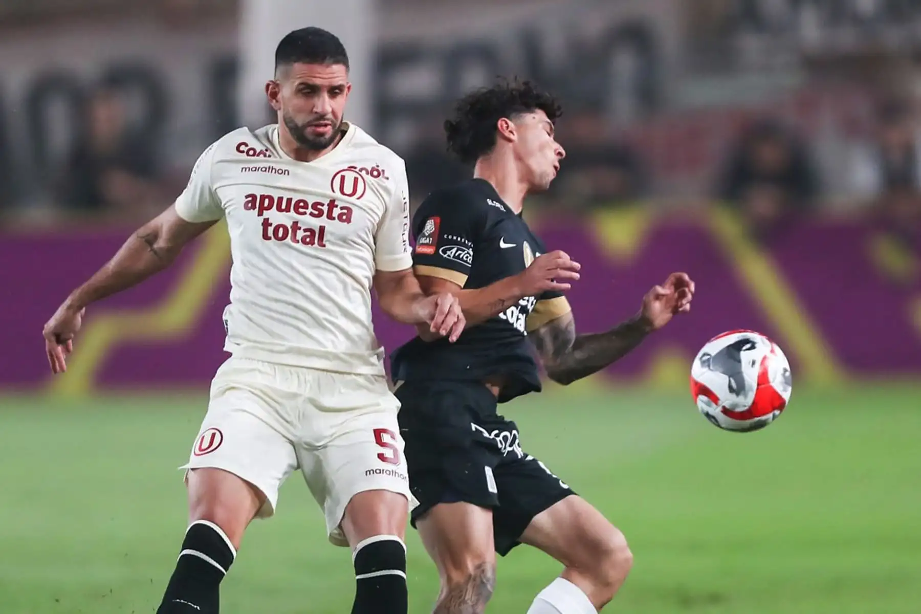 Matías Di Benedetto de Universitario de Deportes disputa el balón ante el jugador  Franco Zanelato de Alianza Lima ,  por la primera final de la Liga 1 en el Clásico del fútbol peruano en el estadio Monumental de Ate.
Foto: ANDINA/ Ricardo Cuba