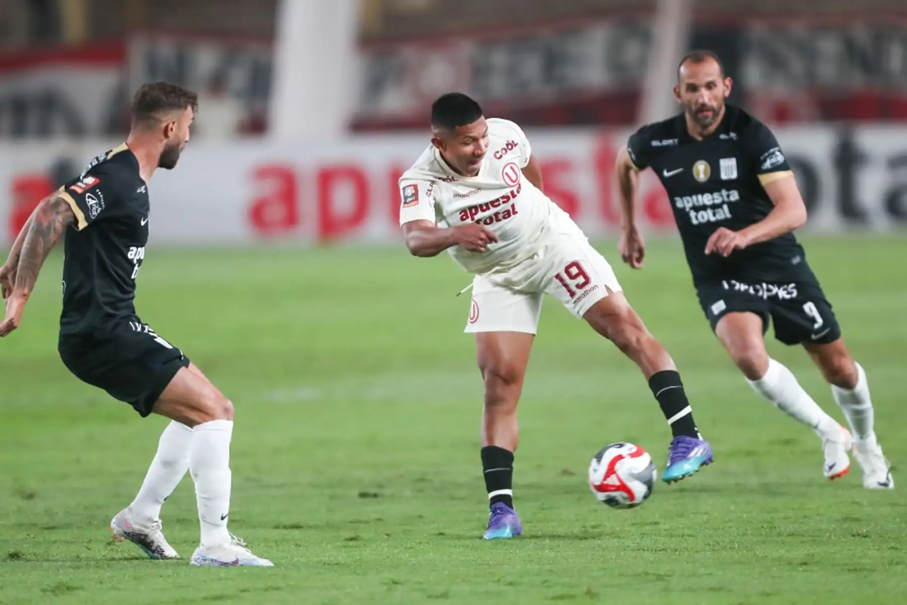 Edinsón Flores  de Universitario de Deportes disputa el balón ante el jugador  Hernán Barcos de Alianza Lima ,  por la primera final de la Liga 1 en el Clásico del fútbol peruano en el estadio Monumental de Ate.
Foto: ANDINA/ Ricardo Cuba