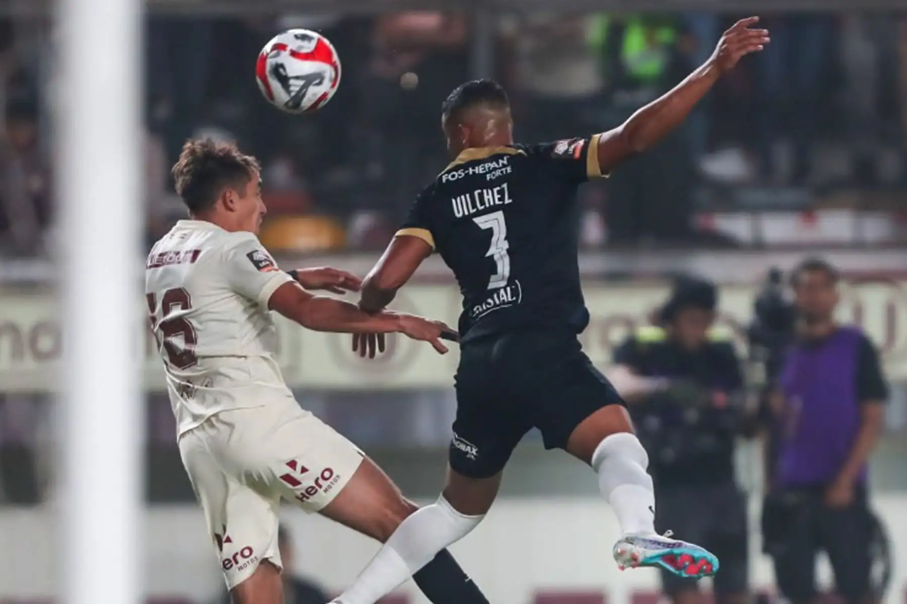 Martín Pérez Guedes de Universitario de Deportes disputa el balón ante el jugador  Vílchez de Alianza Lima ,  por la primera final de la Liga 1 en el Clásico del fútbol peruano en el estadio Monumental de Ate.
Foto: ANDINA/ Ricardo Cuba