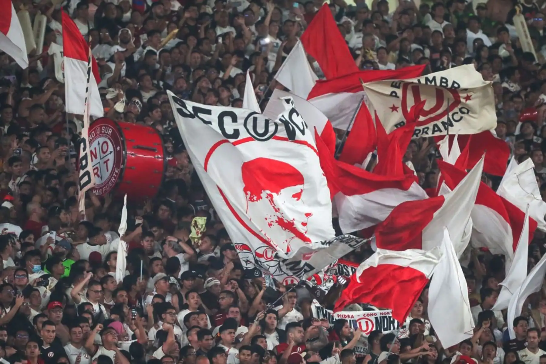 Universitario de Deportes se enfrenta al club Alianza Lima  por la primera final de la Liga 1 en el Clásico del fútbol peruano en el estadio Monumental de Ate.
Foto: ANDINA/ Ricardo Cuba