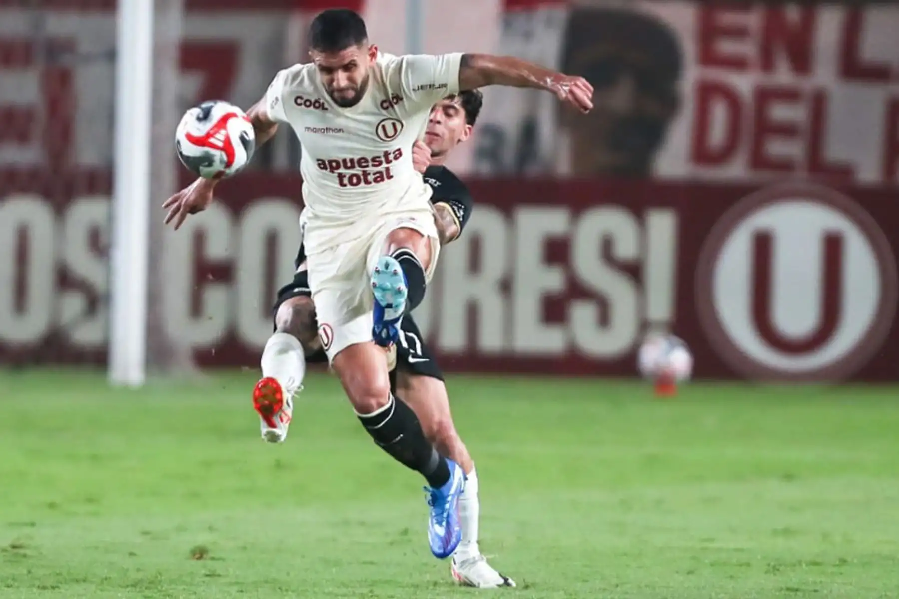 Matías Di Benedetto de Universitario de Deportes disputa el balón ante el jugador  Franco Zanelato de Alianza Lima ,  por la primera final de la Liga 1 en el Clásico del fútbol peruano en el estadio Monumental de Ate.
Foto: ANDINA/ Ricardo Cuba