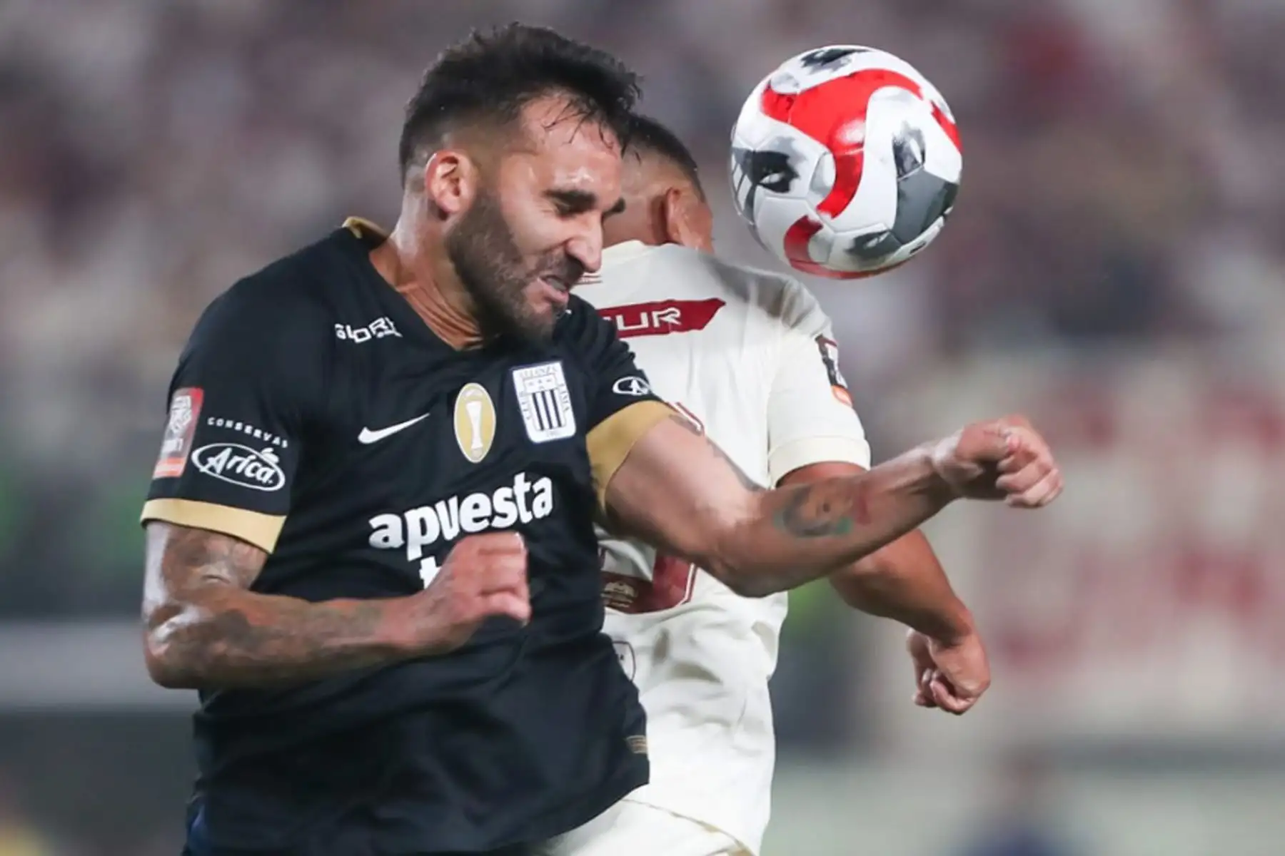 Universitario de Deportes se enfrenta al club Alianza Lima  por la primera final de la Liga 1 en el Clásico del fútbol peruano en el estadio Monumental de Ate.
Foto: ANDINA/ Ricardo Cuba
