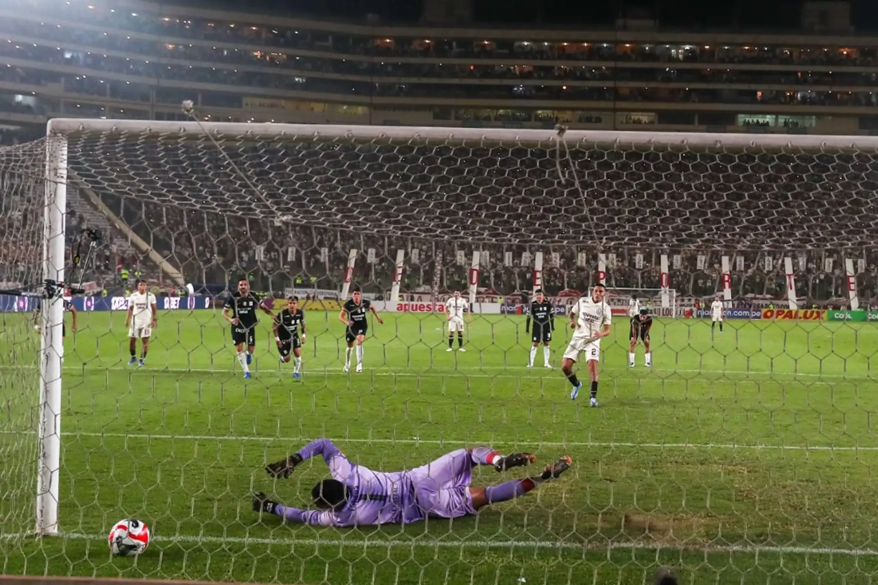 Alex Valera de Universitario de Deportes anota un gol de penal ante  Alianza Lima   por la primera final de la Liga 1 en el Clásico del fútbol peruano en el estadio Monumental de Ate.
Foto: ANDINA/ Ricardo Cuba