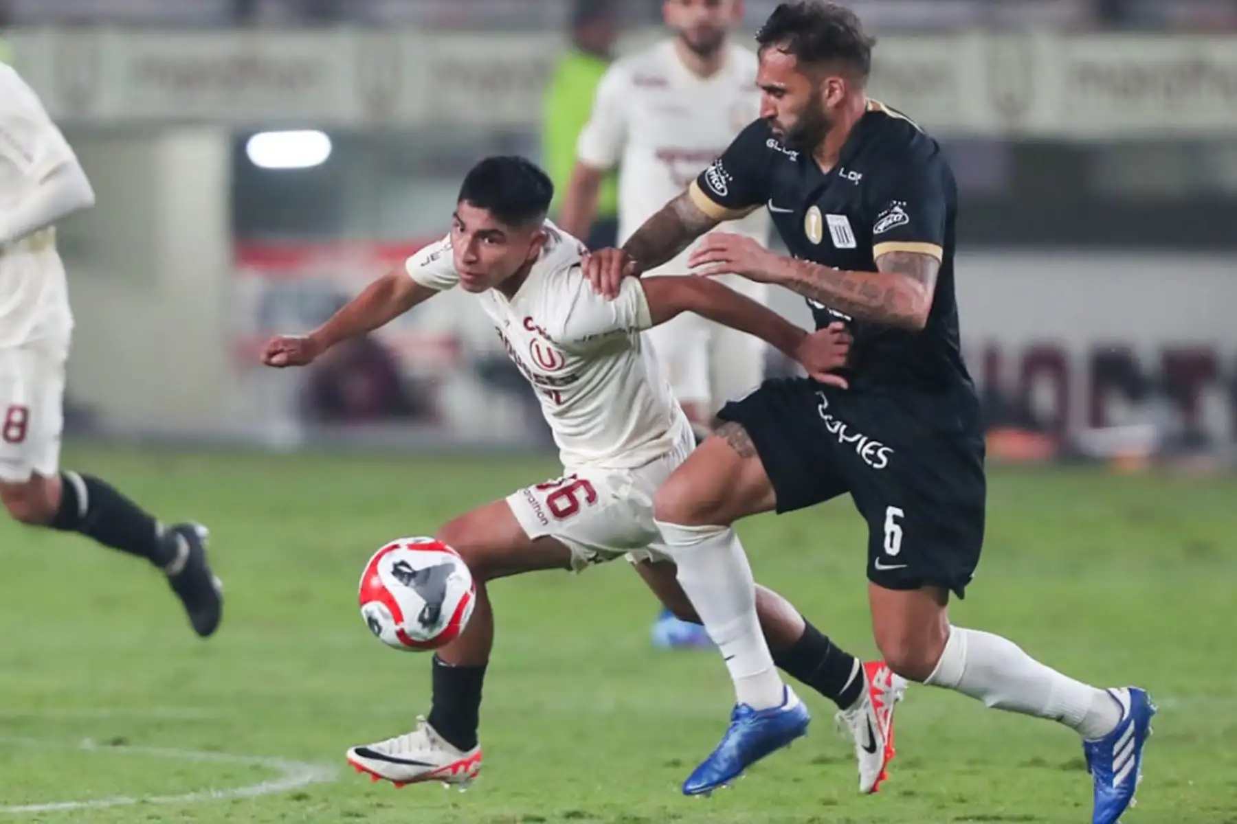Piero Quispe de Universitario de Deportes disputa el balón ante el jugador  de Alianza Lima ,  por la primera final de la Liga 1 en el Clásico del fútbol peruano en el estadio Monumental de Ate.
Foto: ANDINA/ Ricardo Cuba