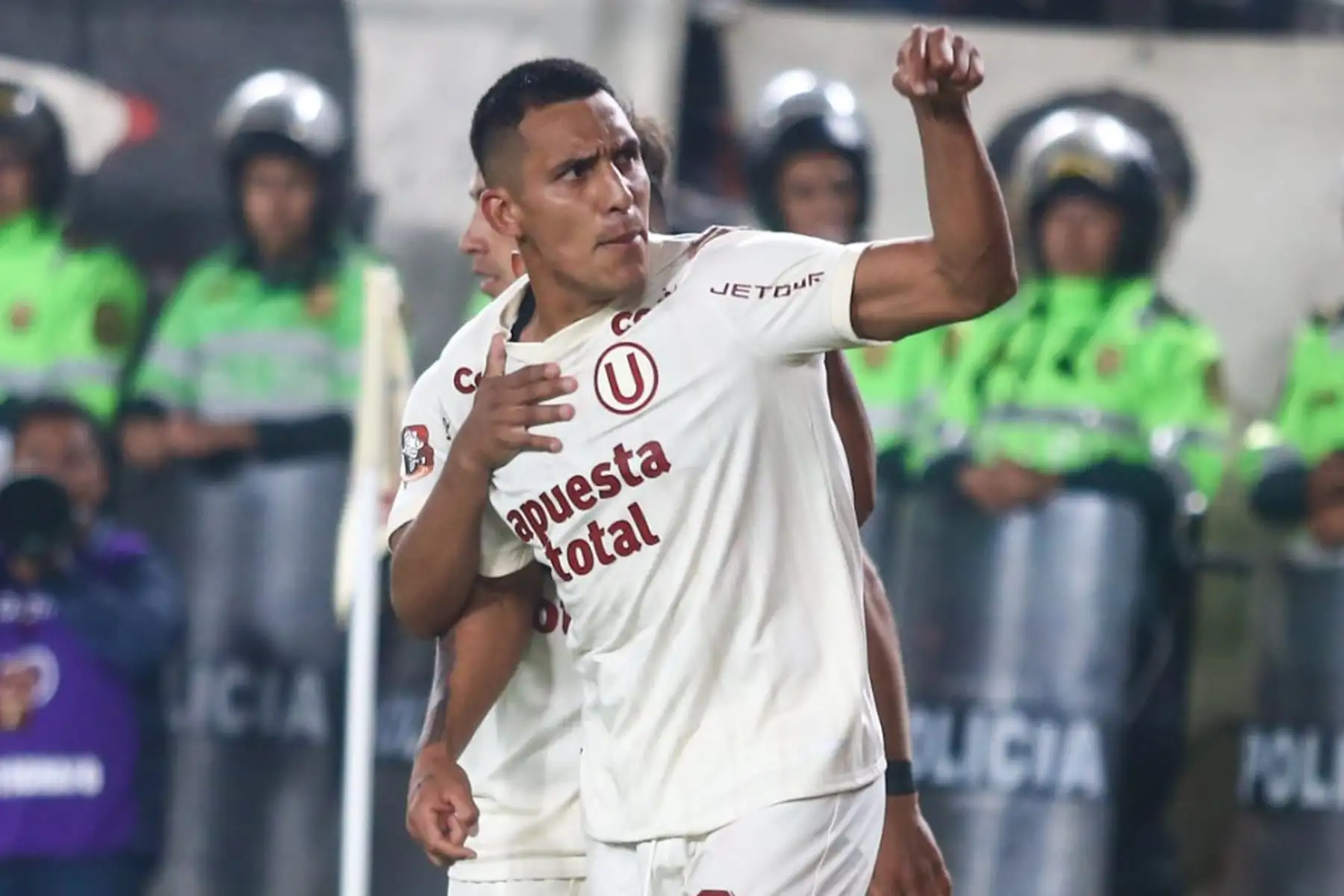 Alex Valera de Universitario de Deportes celebra su  gol de penal ante  Alianza Lima,  por la primera final de la Liga 1 en el Clásico del fútbol peruano en el estadio Monumental de Ate.
Foto: ANDINA/ Ricardo Cuba