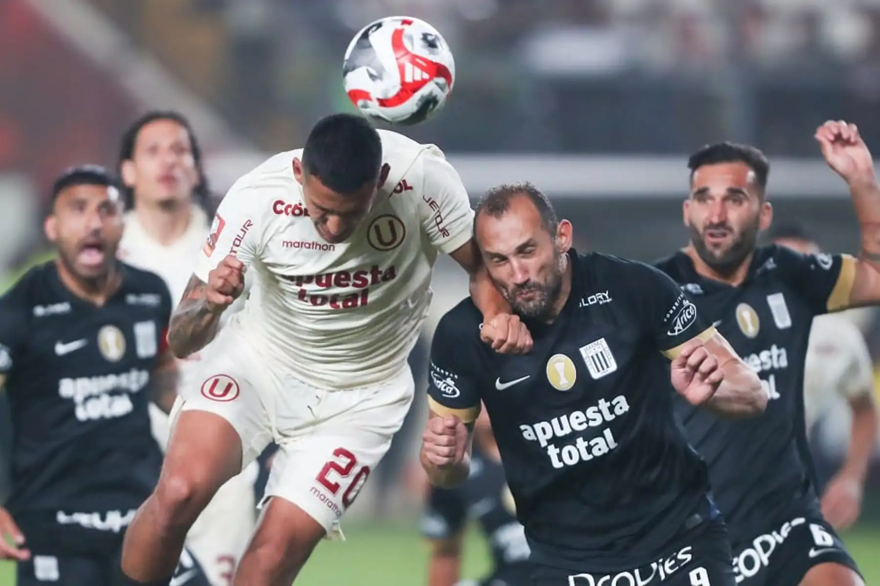 Alex Valera de Universitario de Deportes disputa el balón ante el jugador  Hernán Barcos de Alianza Lima ,  por la primera final de la Liga 1 en el Clásico del fútbol peruano en el estadio Monumental de Ate.
Foto: ANDINA/ Ricardo Cuba