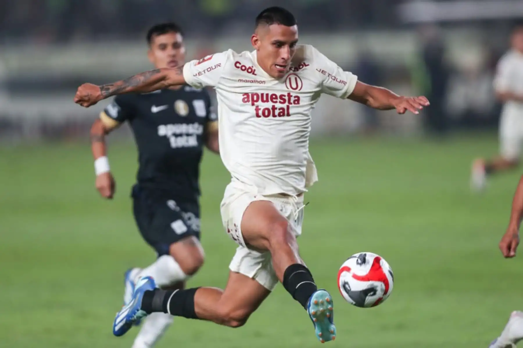 Rodrigo Ureña de Universitario de Deportes disputa el balón ante el jugador de Alianza Lima ,  por la primera final de la Liga 1 en el Clásico del fútbol peruano en el estadio Monumental de Ate.
Foto: ANDINA/ Ricardo Cuba