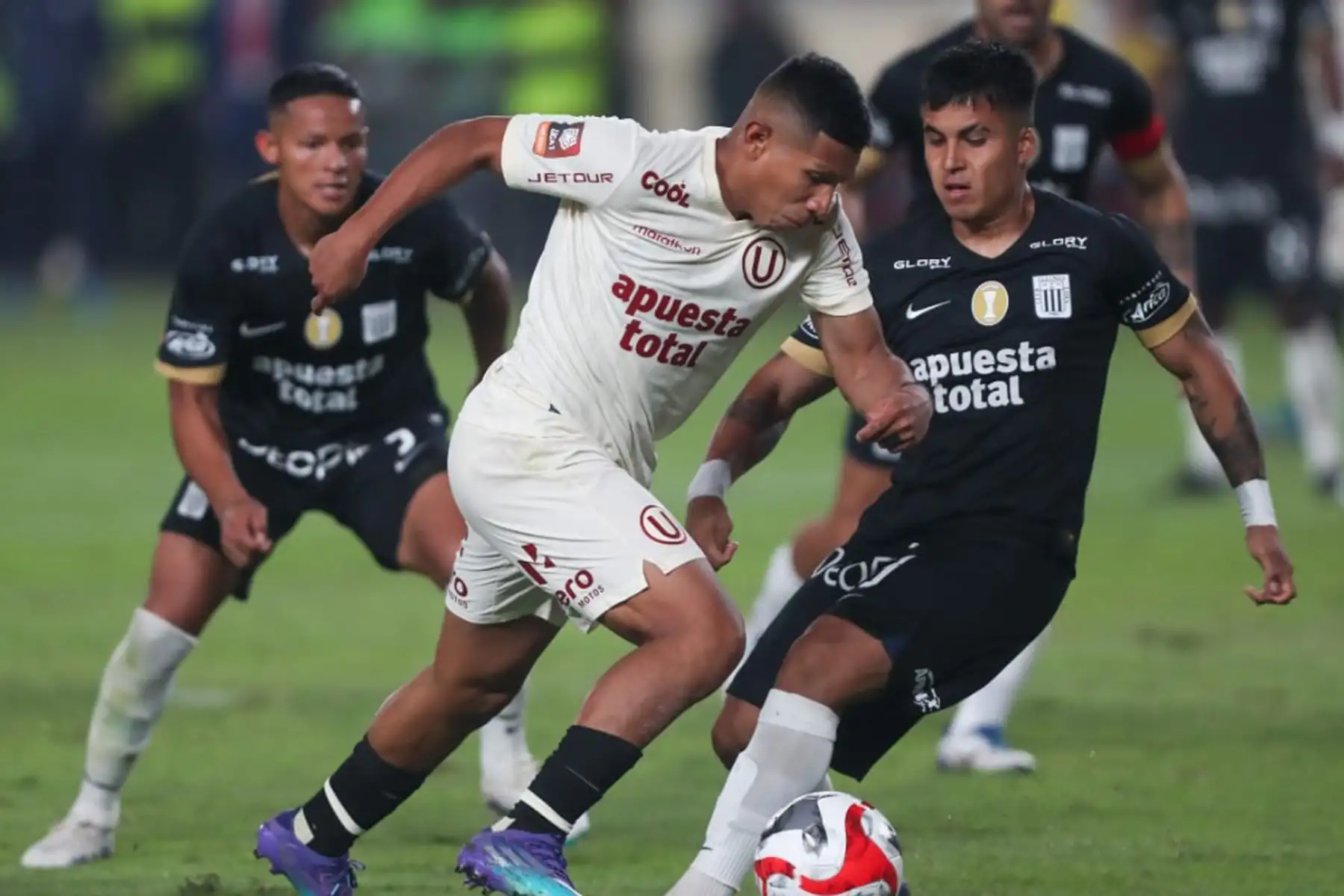 Edinsón Flores  de Universitario de Deportes disputa el balón ante el jugador   de Alianza Lima ,  por la primera final de la Liga 1 en el Clásico del fútbol peruano en el estadio Monumental de Ate.
Foto: ANDINA/ Ricardo Cuba