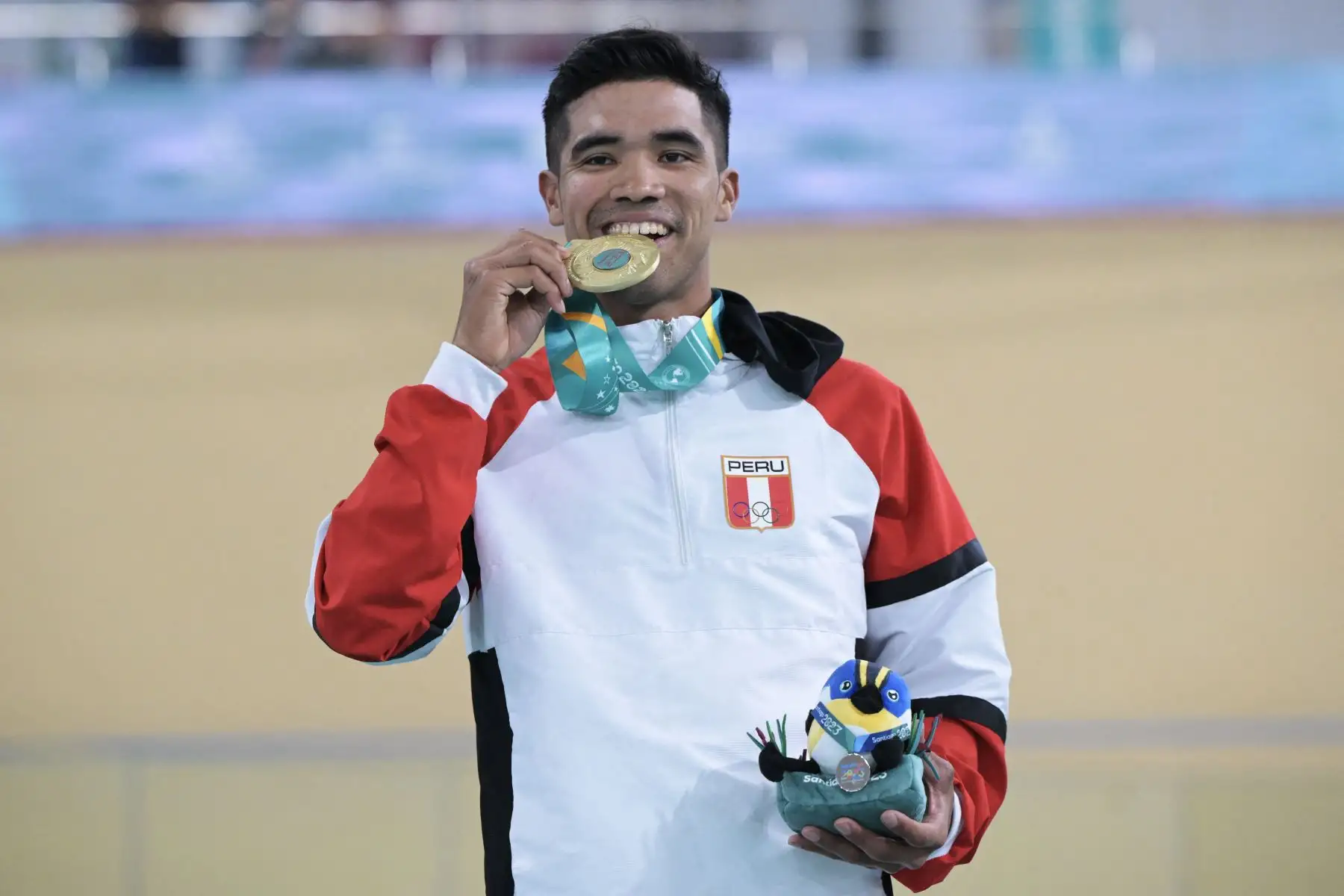 El peruano Hugo Ruiz posa con la medalla de oro durante la ceremonia del podio del evento de puntos omnium masculino de ciclismo en pista durante los Juegos Panamericanos Santiago 2023.
Foto: AFP