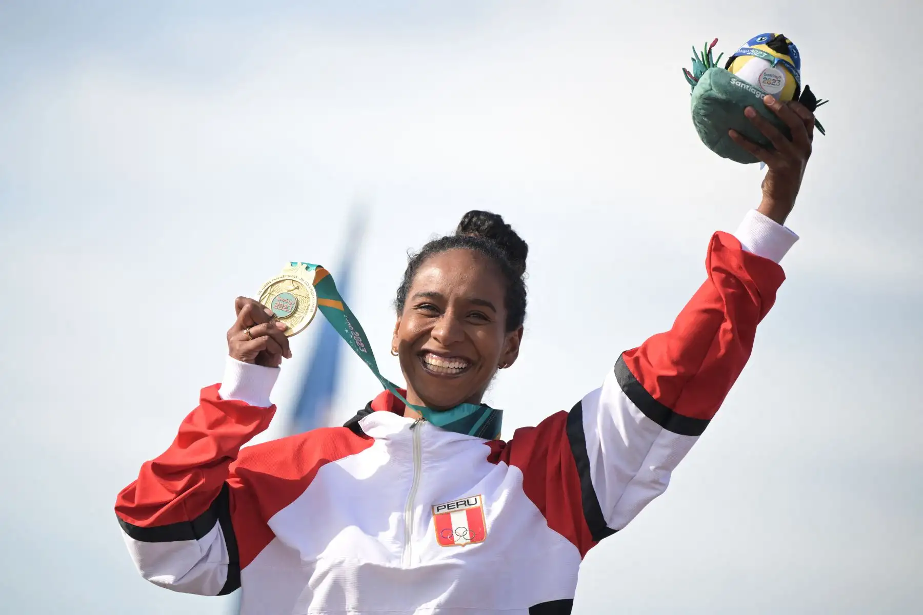 La peruana María Fernanda Reyes posa en el podio con su medalla de oro después de la final de surf longboard femenino de los Juegos Panamericanos Santiago 2023 en la playa Punta de Lobos en Pichilemu, Chile.
Foto: AFP