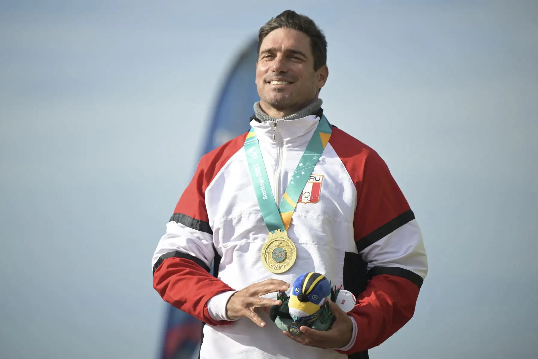 Benoit Clemente de Perú posa en el podio con su medalla de oro después de la final masculina de surf longboard de los Juegos Panamericanos Santiago 2023 en la playa Punta de Lobos en Pichilemu, Chile.
Foto: AFP