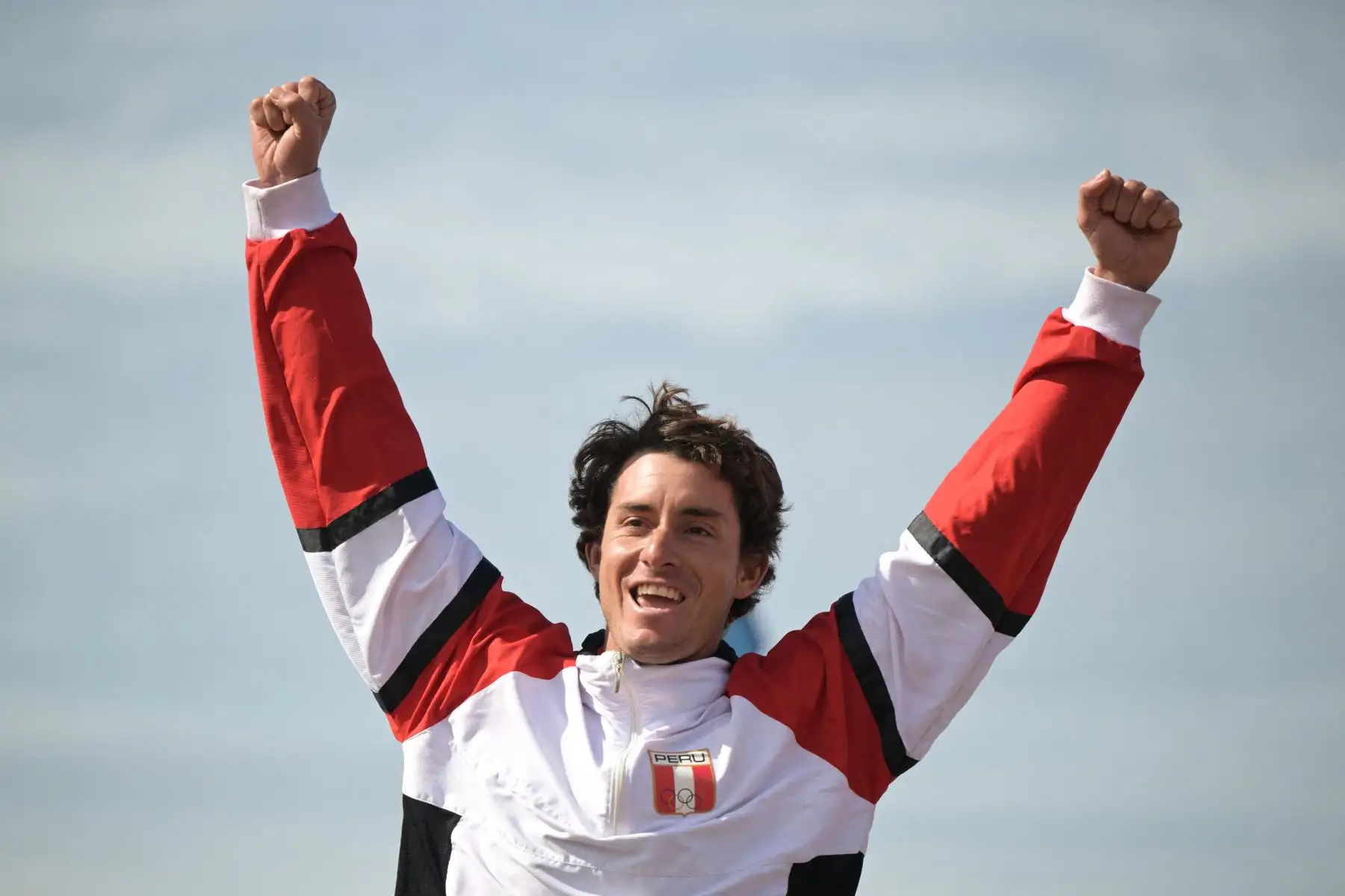 El peruano Lucca Mesinas celebra en el podio luego de ganar la medalla de oro en la final masculina de surf shortboard de los Juegos Panamericanos Santiago 2023 en la playa Punta de Lobos en Pichilemu, Chile.
Foto: AFP